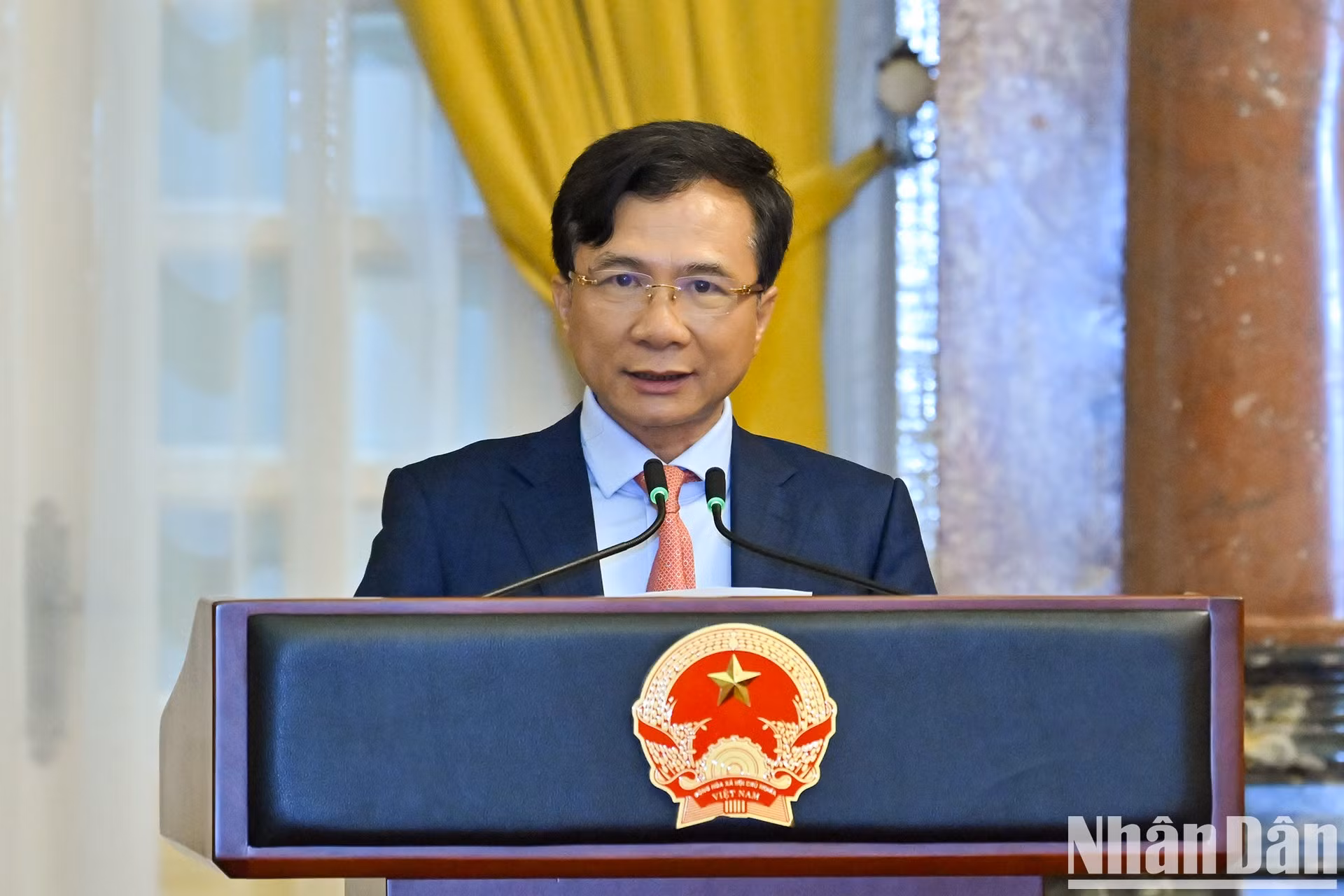 El subejefe de la Oficina Presidencial Nguyen Hoang Anh interviene en la ceremonia.