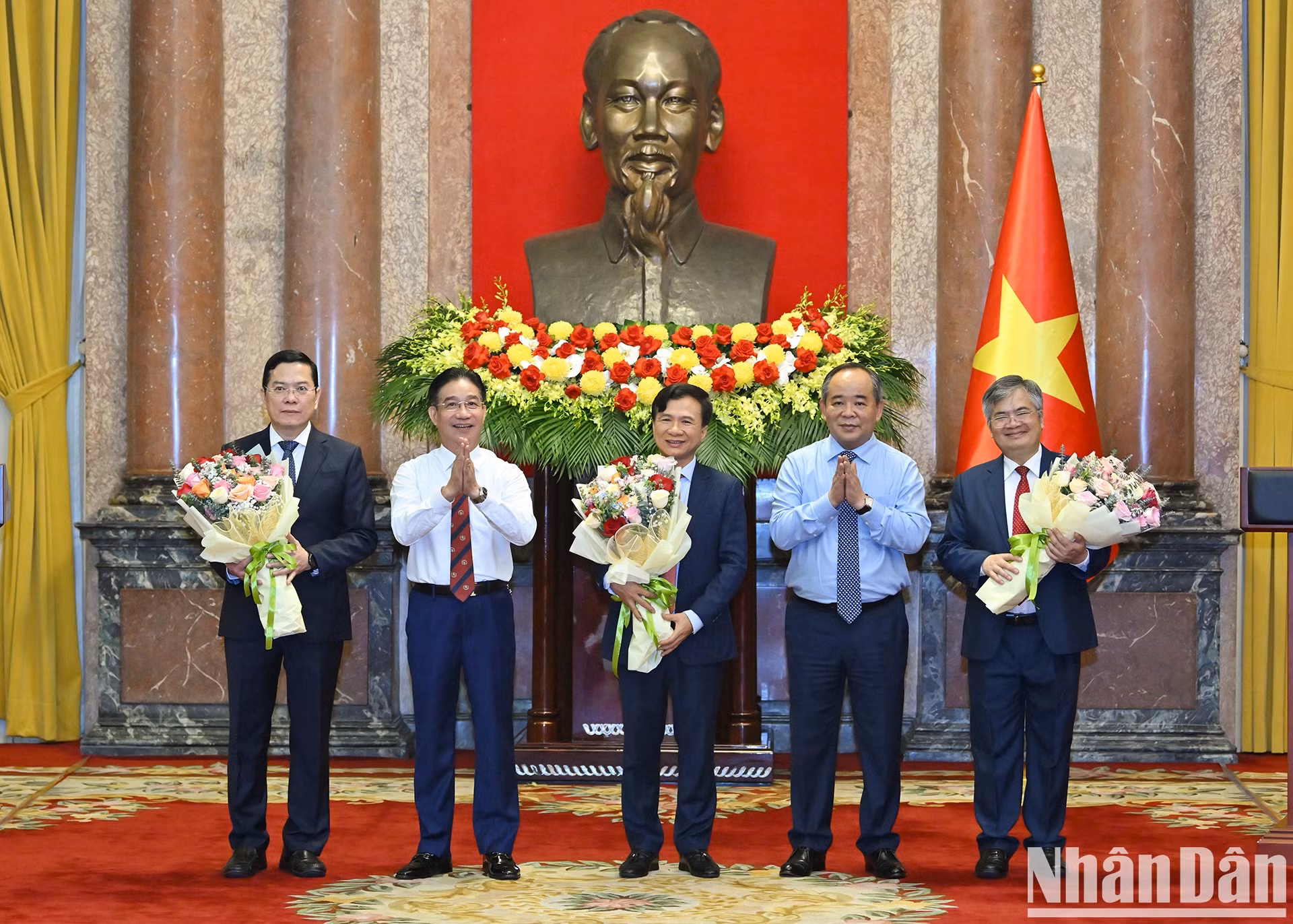 El jefe de la Oficina Presidencial, Le Khanh Hai, felicita a los designados.