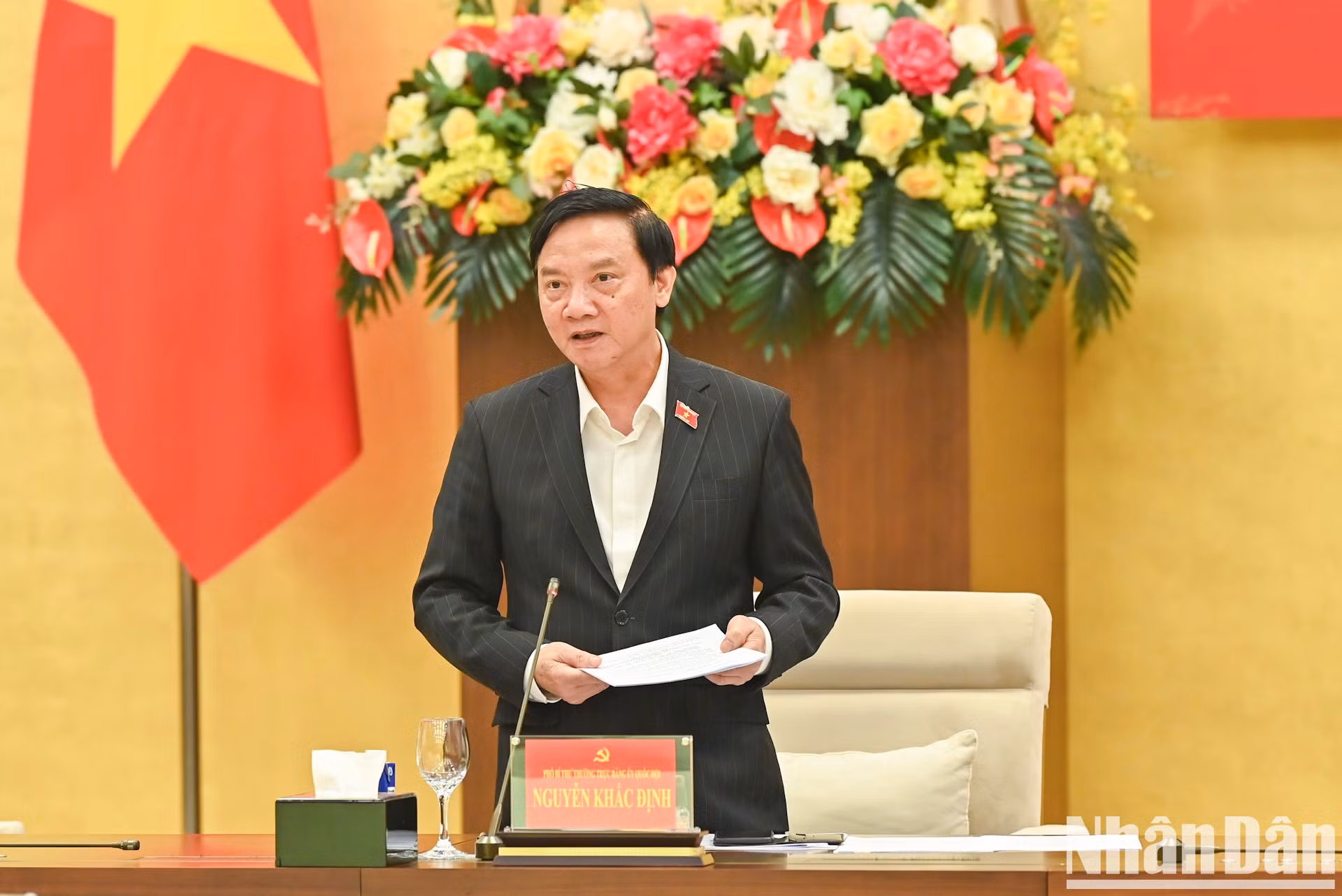 El vicesecretario permanente del Comité partidista de la Asamblea Nacional y vicepresidente legislativo, Nguyen Khac Dinh, habla en la cita.