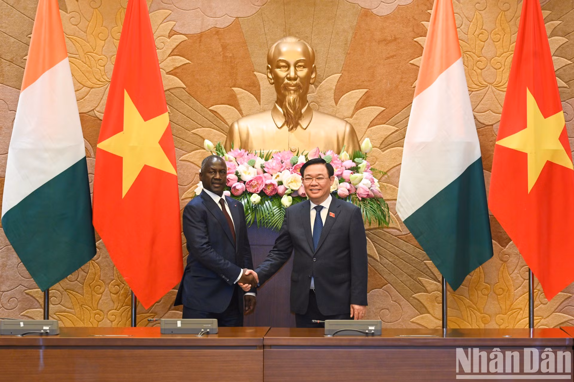 El presidente de la Asamblea Nacional de Vietnam, Vuong Dinh Hue, y su par de Costa de Marfil, Adama Bictogo.