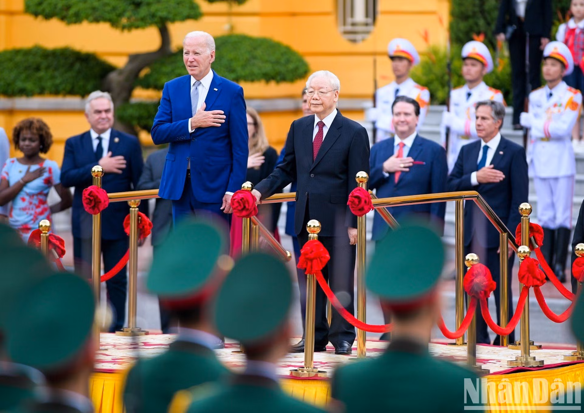 Ambos dirigentes se paran el podio de honor mientras se entonan los himnos nacionales de los dos países.
