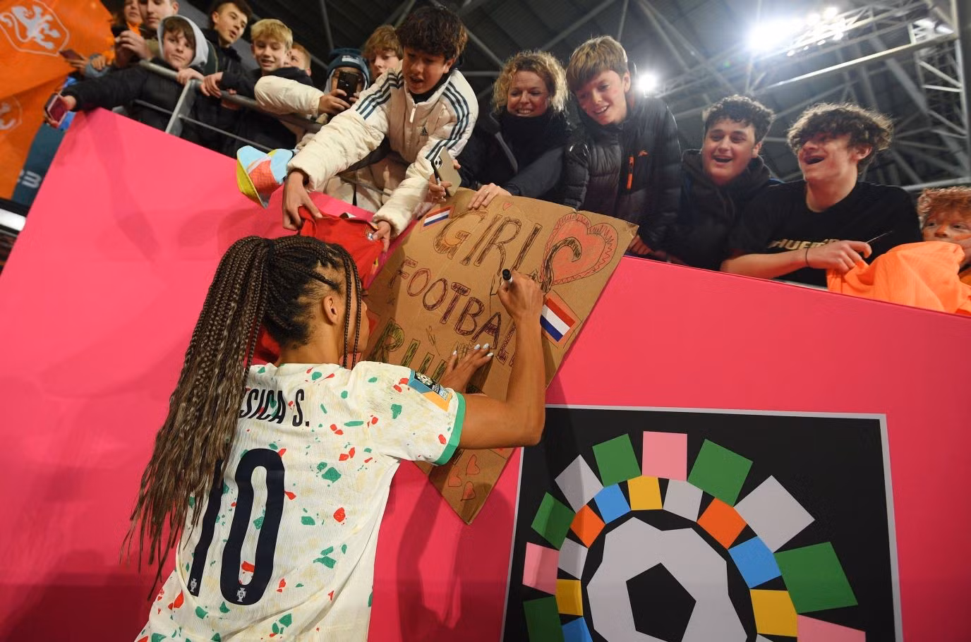 La delantera estrella de Portugal, Jessica Silva, firma autógrafos a los aficionados. (Foto: Getty Images) La delantera estrella de Portugal, Jessica Silva, firma autógrafos a los aficionados. (Foto: Getty Images)