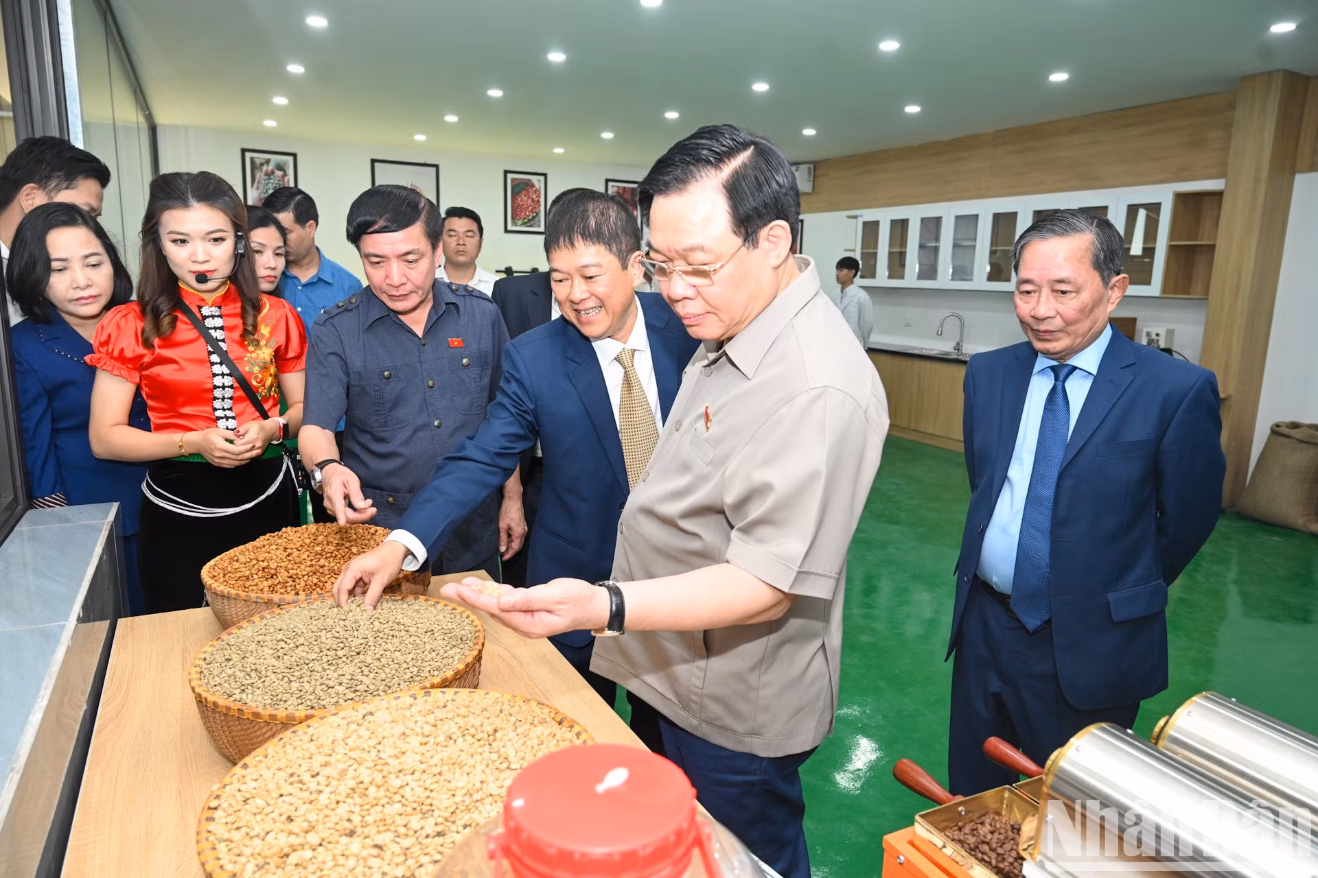 Dinh Hue visita las líneas de producción de la fábrica. Dinh Hue visita las líneas de producción de la fábrica.