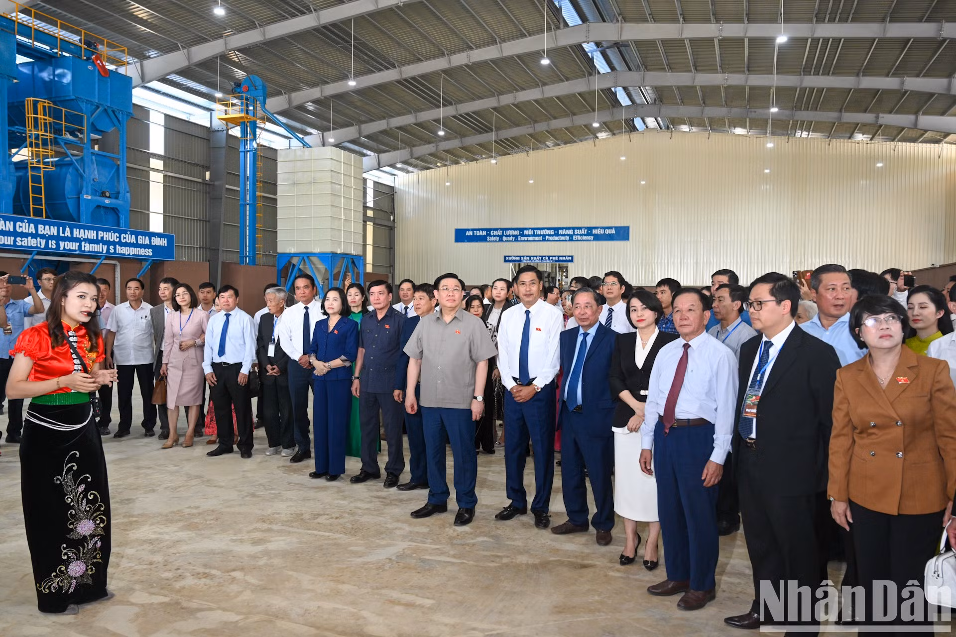 Los delegados escuchan una presentación sobre la tecnología y las líneas de producción de la fábrica. Los delegados escuchan una presentación sobre la tecnología y las líneas de producción de la fábrica.