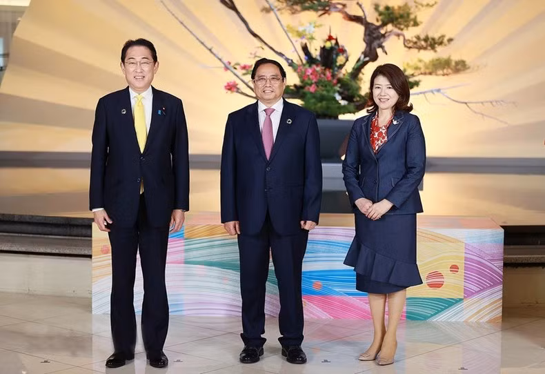 El primer ministro japonés, Kishida Fumio, y su esposa dan la bienvenida al jefe del Gobierno de Vietnam, Pham Minh Chinh.
