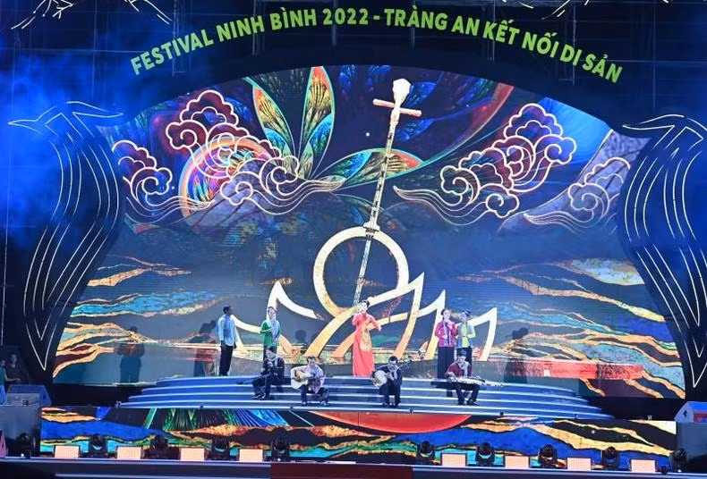 Actuación artística de Don Ca Tai Tu (cantos de aficionados del Sur de Vietnam).