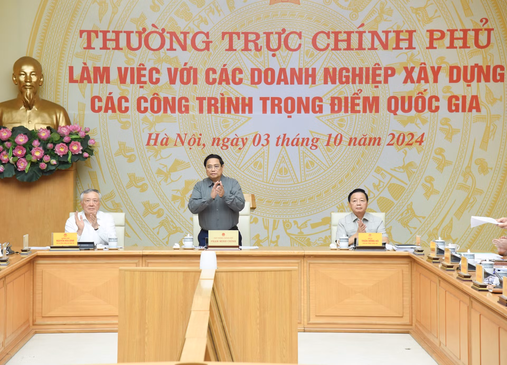 El primer ministro de Vietnam, Pham Minh Chinh, preside la reunión.