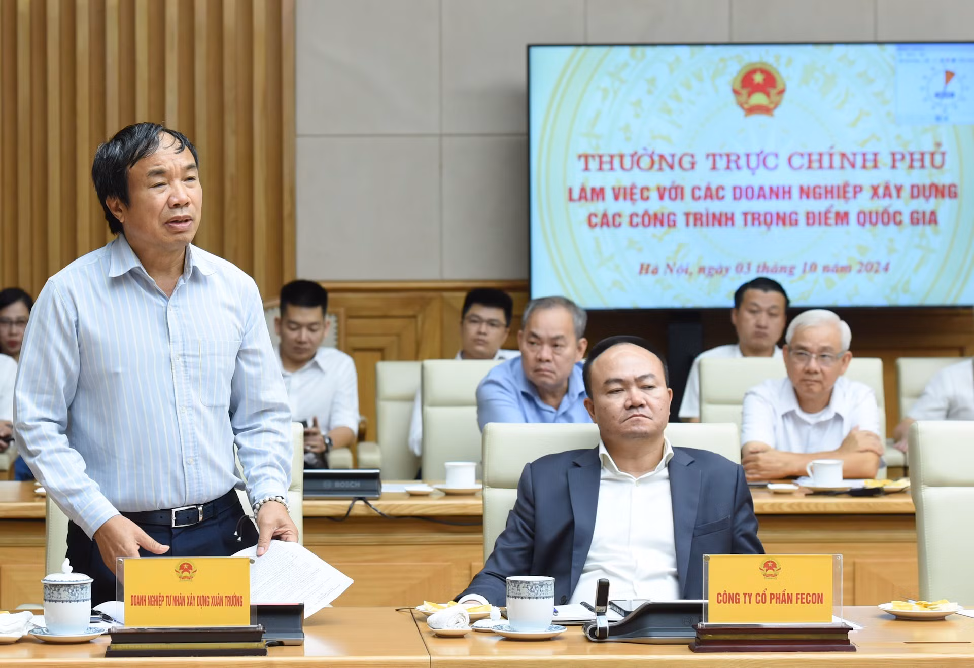 El representante de la empresa privada Xuan Truong habla en la cita.