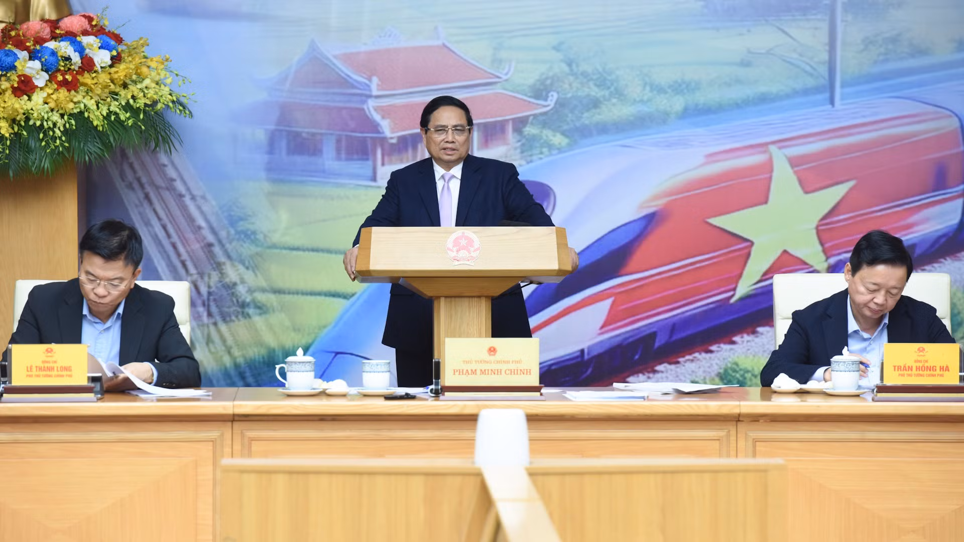 [Foto] Premier vietnamita preside reunión para impulsar proyectos de autopistas
