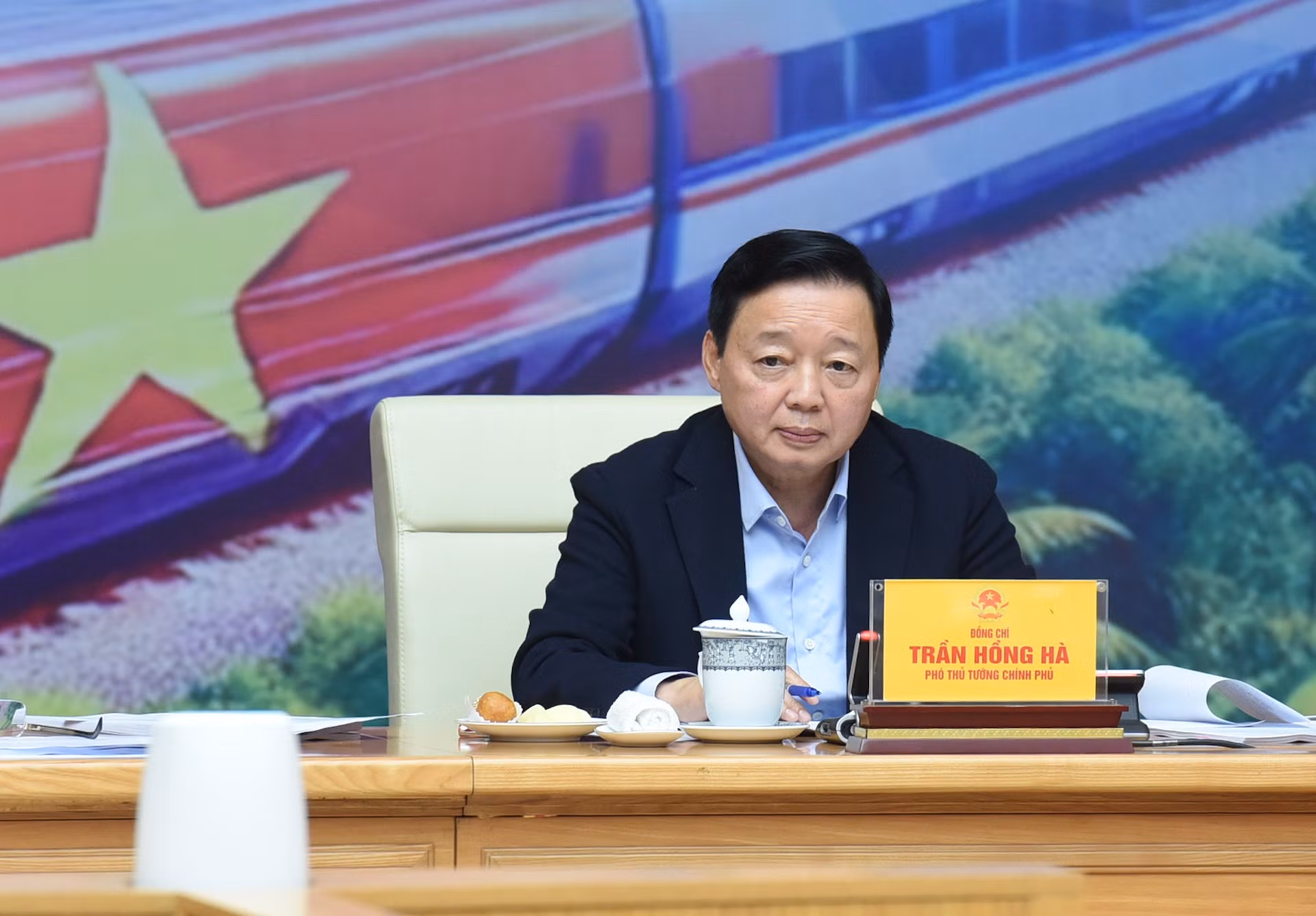 El viceprimer ministro Tran Hong Ha en la reunión.