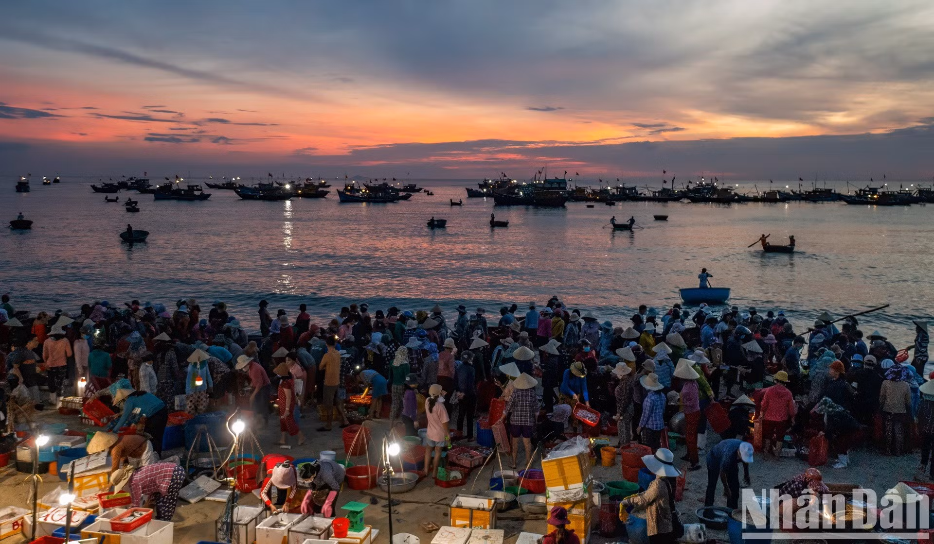 Los pescadores de la ciudad de Cam Ranh, provincia de Khanh Hoa, esperan que los barcos pesqueros de alta mar regresen con mariscos.