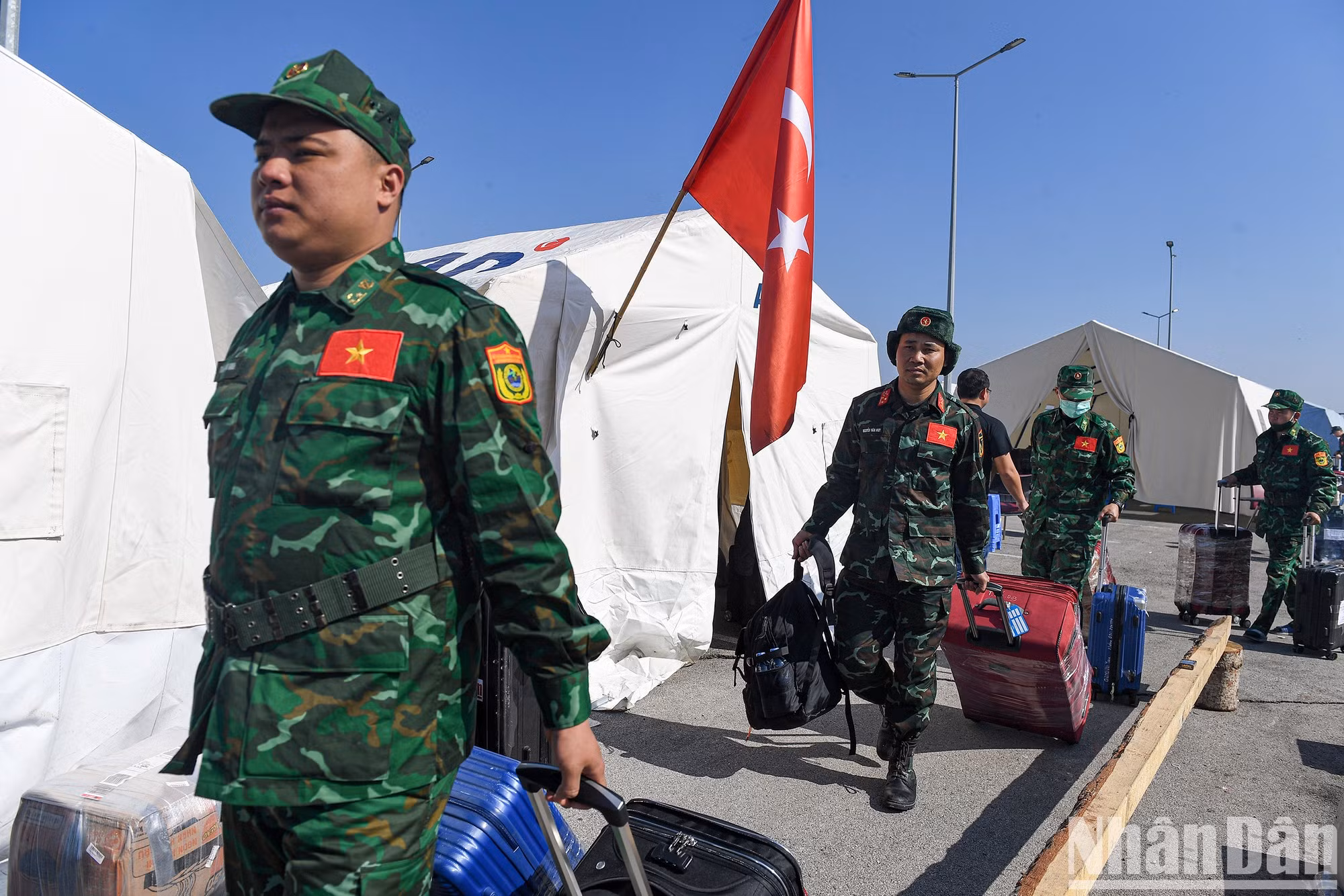 Van Ty dijo que la campaña de rescate en Turquía deja muchas lecciones valiosas para el VPA en particular y para Vietnam en general. Van Ty dijo que la campaña de rescate en Turquía deja muchas lecciones valiosas para el VPA en particular y para Vietnam en general.