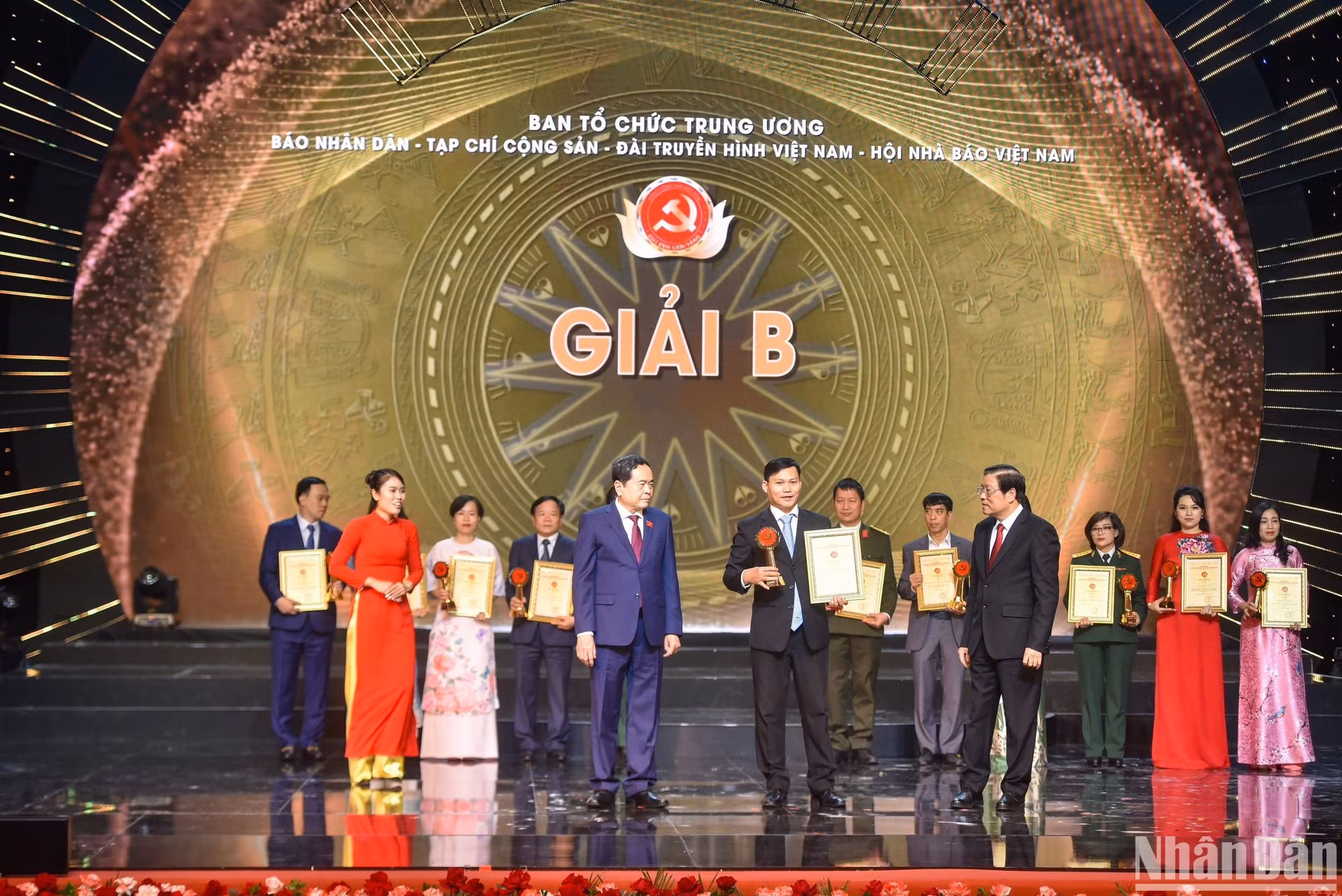 El periodista Nguyen Dang Khoa del diario Nhan Dan, en representación del grupo de autores, recibe el premio B. El periodista Nguyen Dang Khoa del diario Nhan Dan, en representación del grupo de autores, recibe el premio B.