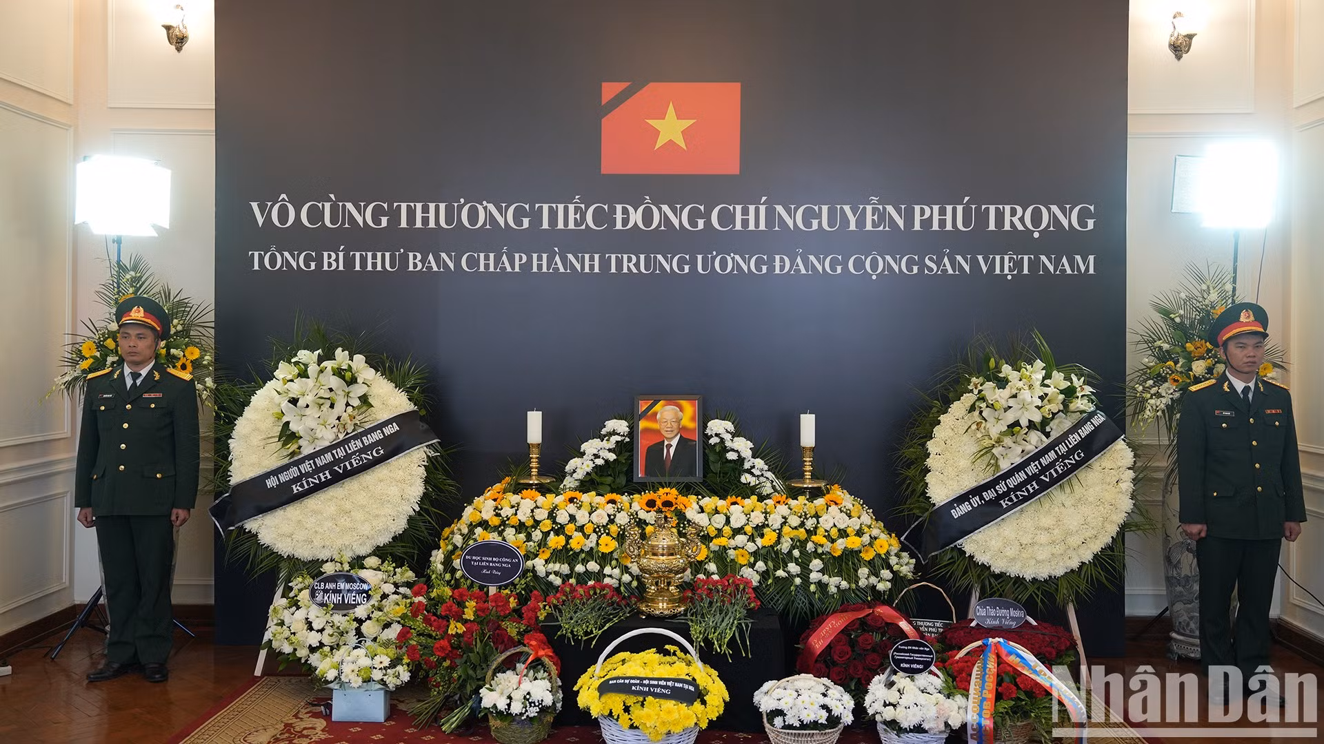 Según la Embajada de Vietnam en Rusia, un total de unas 200 delegaciones acudieron los días 25 y 26 de julio para rendir homenaje al Secretario General Nguyen Phu Trong y firmar el libro de condolencias. Según la Embajada de Vietnam en Rusia, un total de unas 200 delegaciones acudieron los días 25 y 26 de julio para rendir homenaje al Secretario General Nguyen Phu Trong y firmar el libro de condolencias.