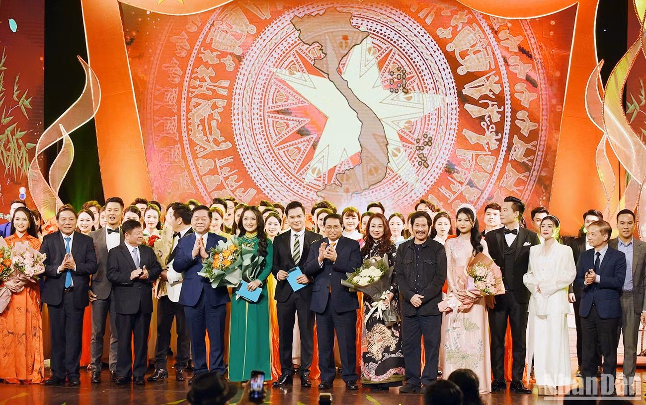 El primer ministro Pham Minh Chinh y los artistas en el evento.