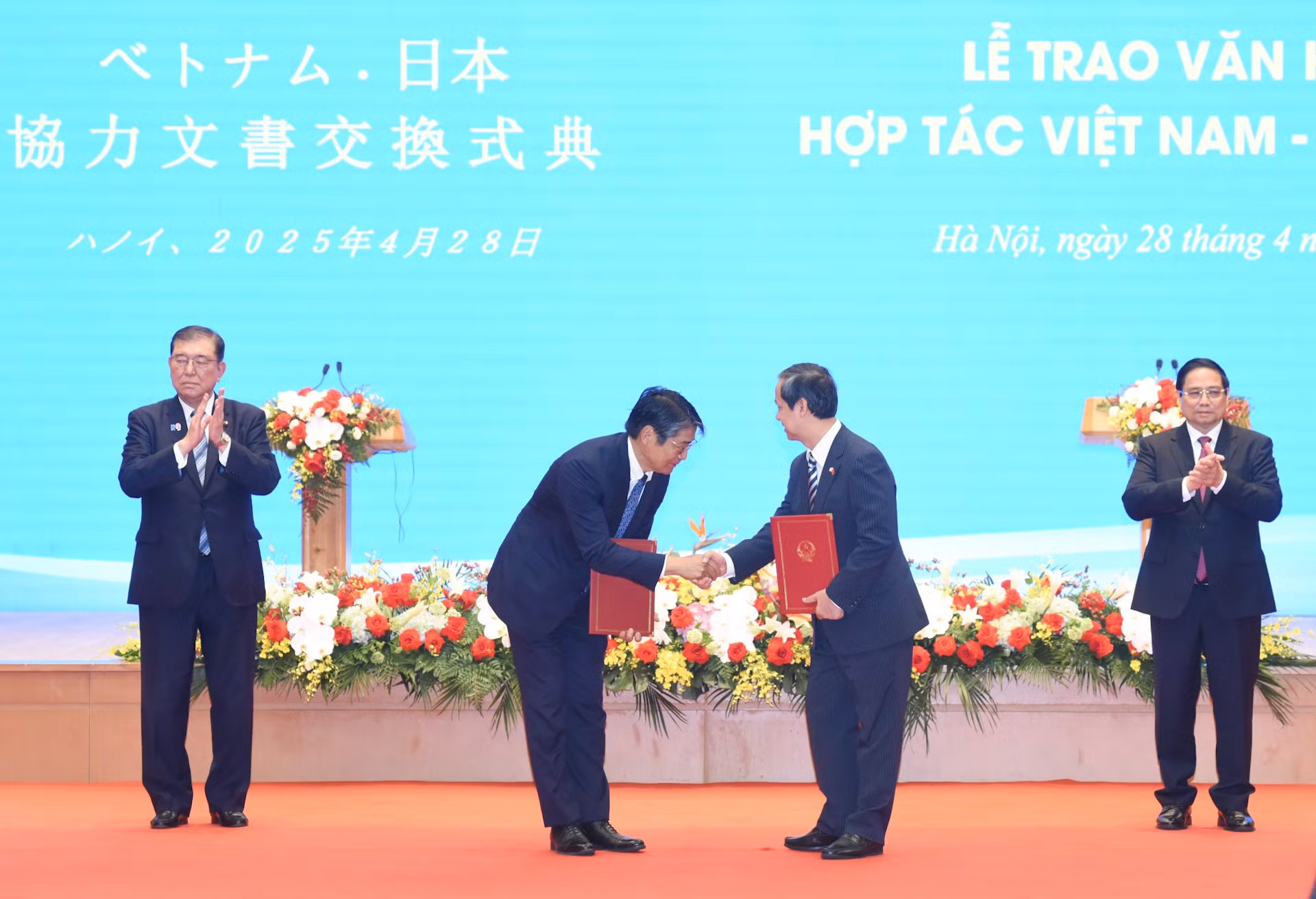 El memorando de entendimiento sobre la cooperación en el desarrollo de recursos humanos en el ámbito de los semiconductores, firmado entre el Ministerio de Educación y Formación de Vietnam y el Ministerio de Educación, Cultura, Deportes, Ciencia y Tecnología de Japón.