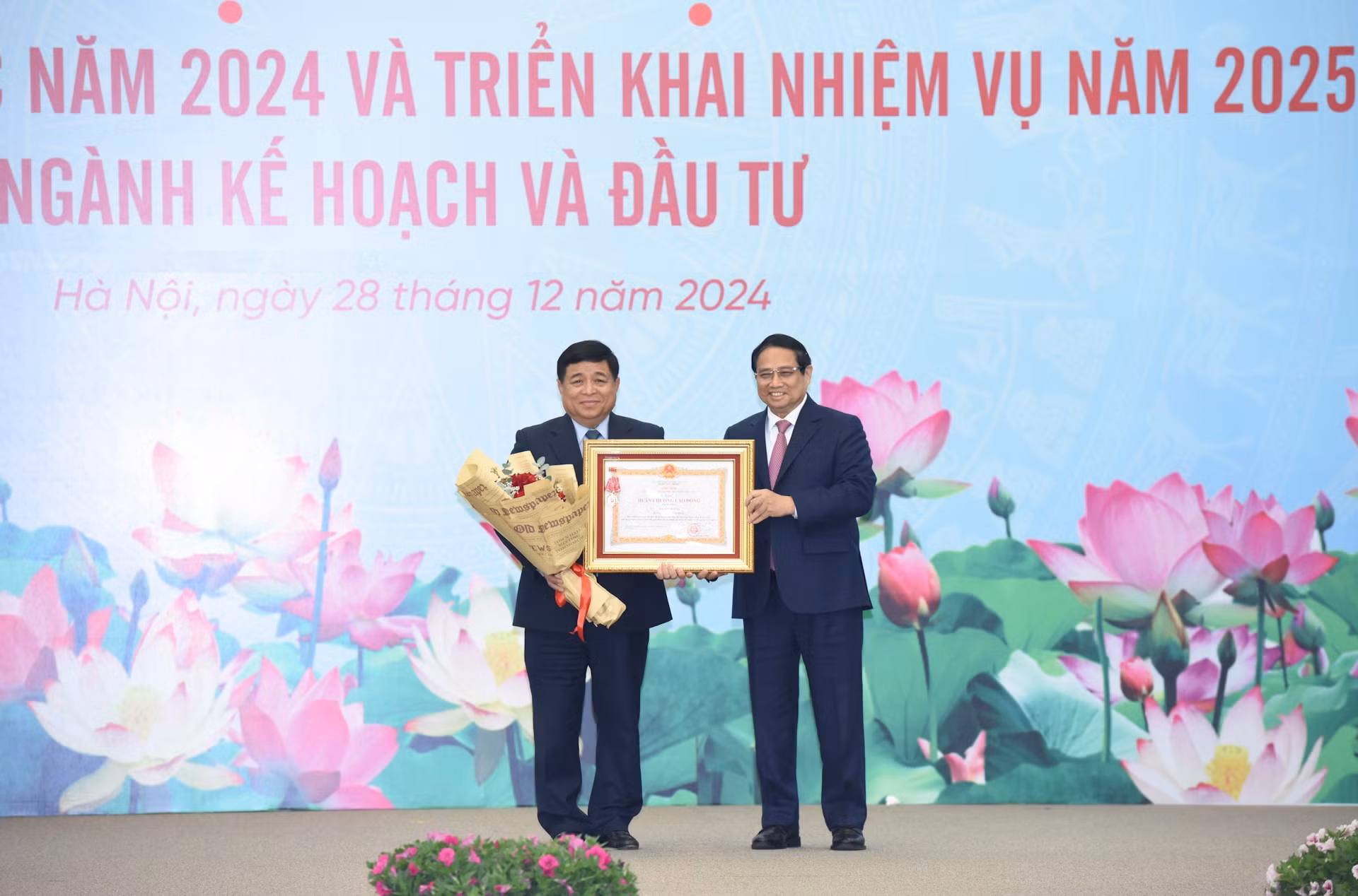 Minh Chinh entrega la Orden del Trabajo de primera clase al ministro de Planificación e Inversión, Nguyen Chi Dung.