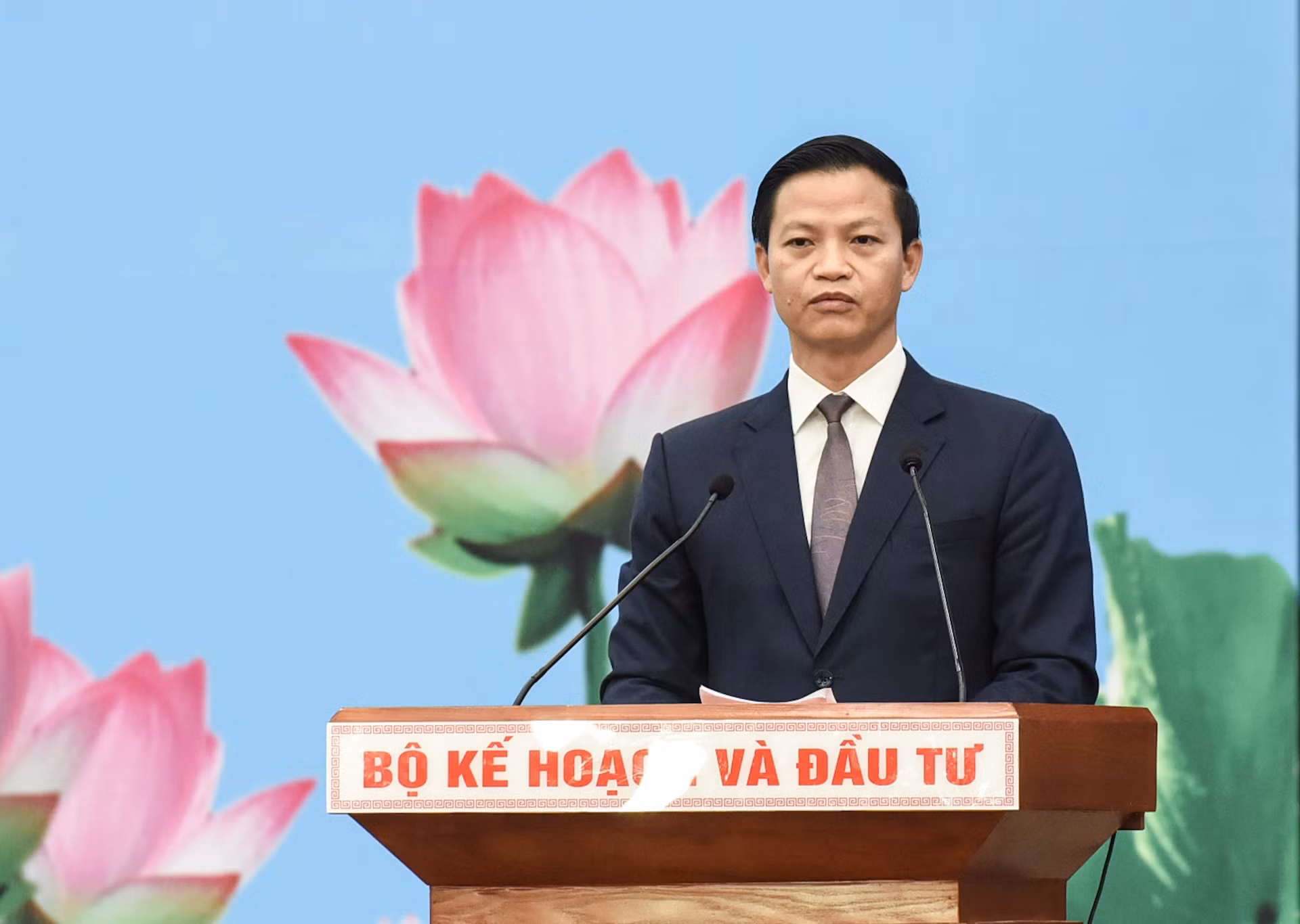 El presidente del Comité Popular de la provincia de Bac Ninh, Vuong Quoc Tuan, expresa opiniones.