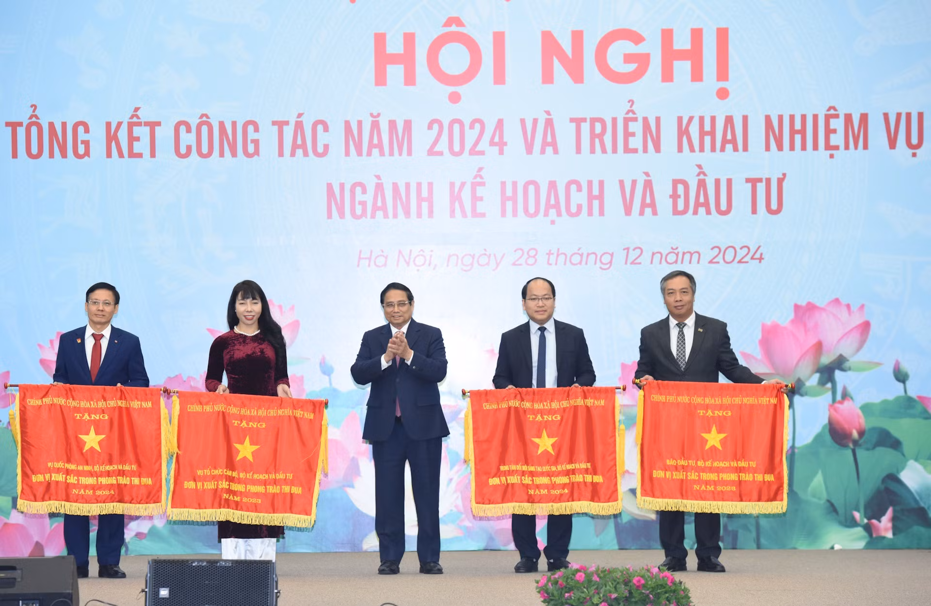 Minh Chinh entrega la bandera de emulación del Gobierno a las entidades del Ministerio de Planificación e Inversión con logros sobresalientes.