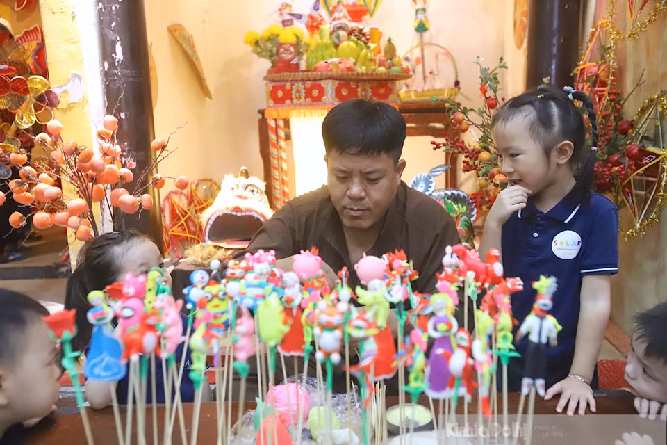 El artesano Dang Van Khang no sólo elabora To He, juguete folklórico comestible hecho de harina de arroz, sino también comparte con los niños los materiales, los métodos y la historia de la fabricación de este juguete. También expresó su esperanza de que las siguientes generaciones preserven esta profesión, que existe desde hace más de 300 años.
