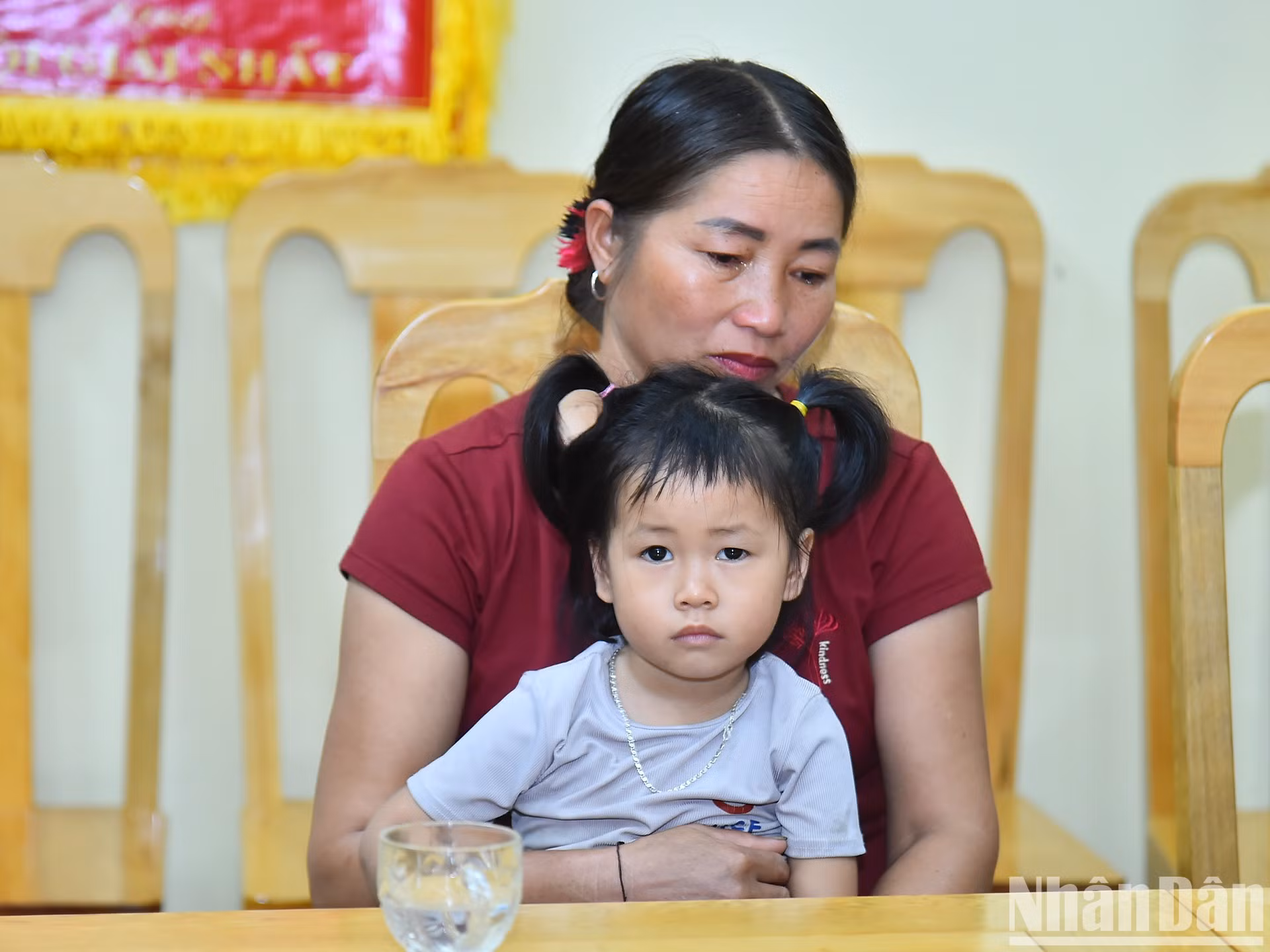Ngo Minh Tuan, director de la Compañía de Inversión y Construcción CTA Vietnam, y otros patrocinadores se comprometen a financiar a la niña hasta que cumpla 18 años y brindarle más apoyo cuando sea adulta.