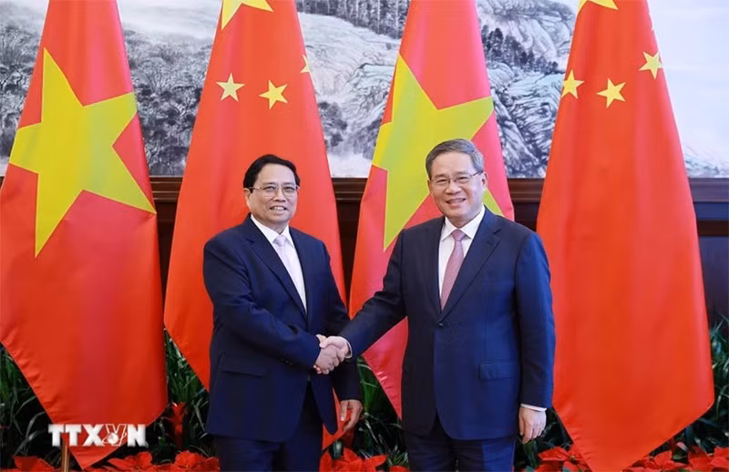 El primer ministro de Vietnam, Pham Minh Chinh, y su par chino, Li Qiang.
