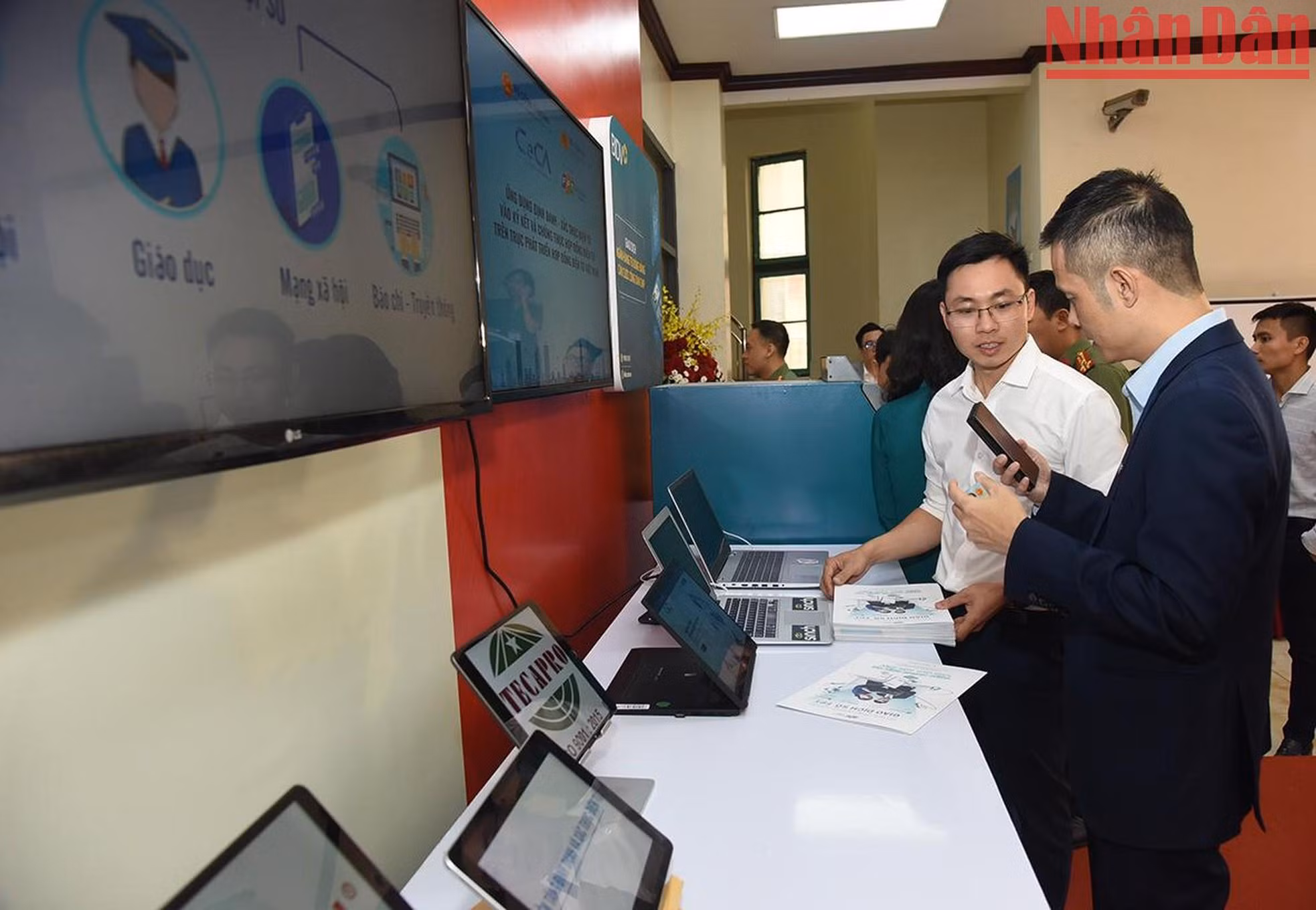 Los visitantes experimentan productos tecnológicos.