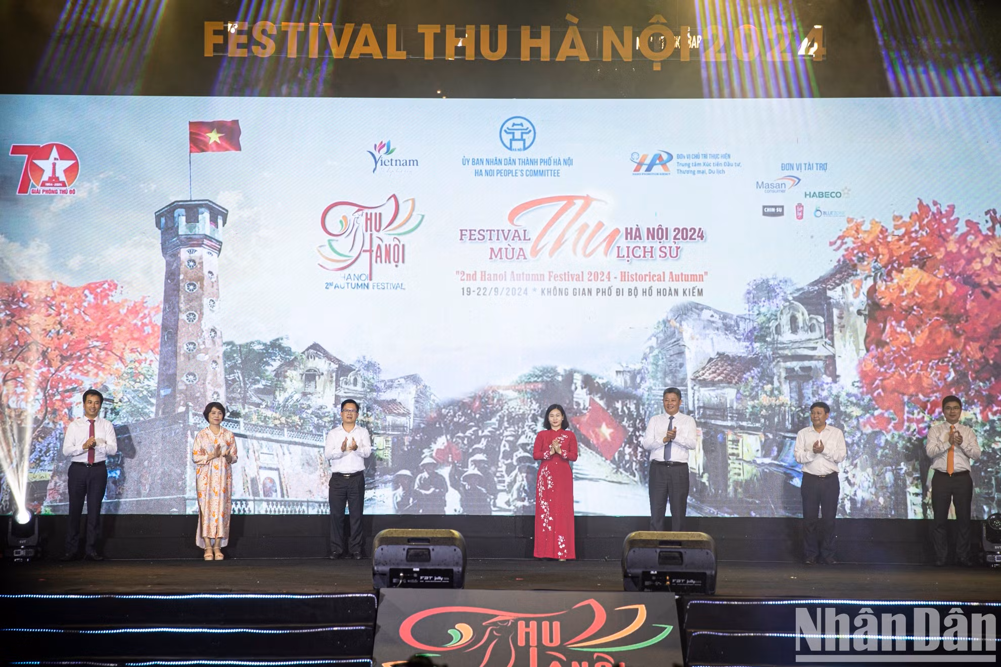 Los delegados inauguran el Festival.