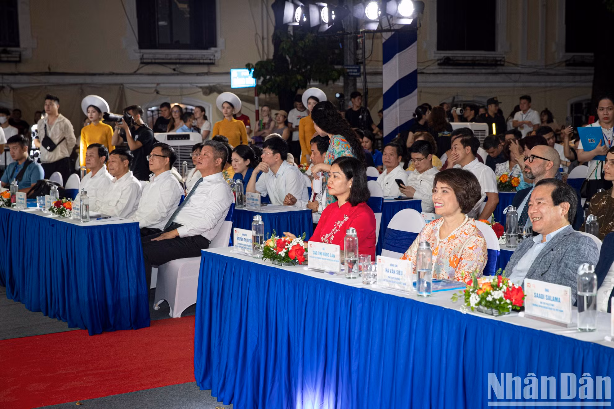 Nguyen Thi Tuyen, vicesecretaria permanente del Comité del Partido de Hanói y otros delegados asisten a la ceremonia inaugural del Festival.