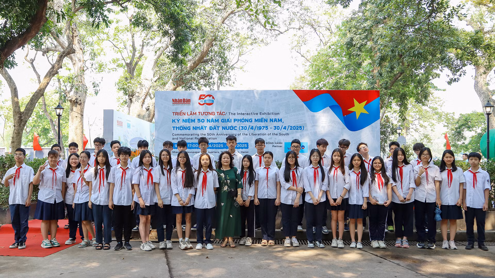 [Foto] Estudiantes exploran la exposición interactiva del periódico Nhan Dan