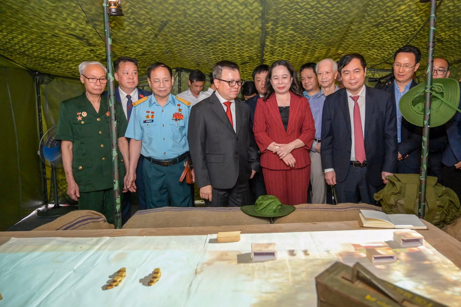 Los delegados visitan el espacio expositivo.