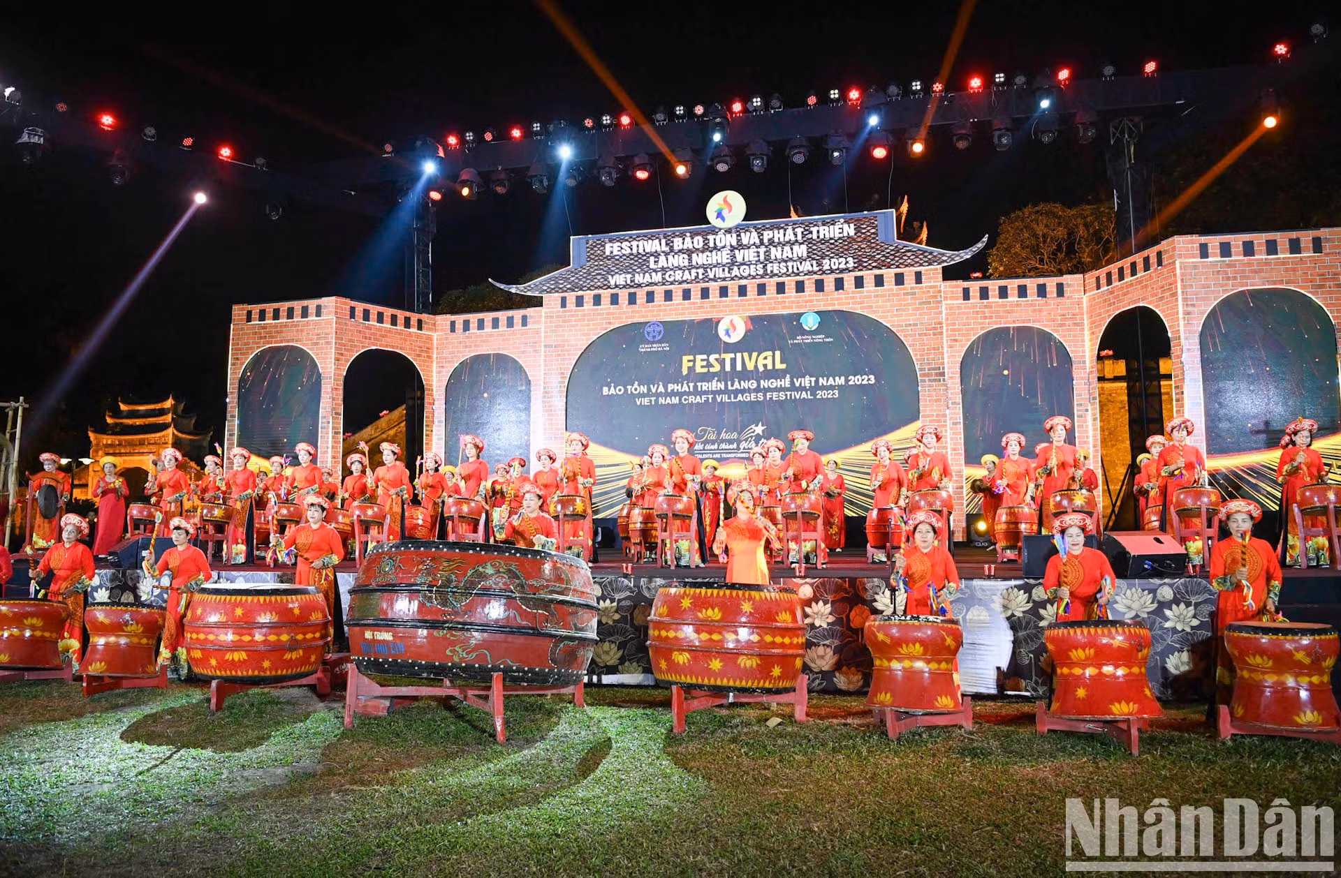 La actuación de la aldea de fabricación de tambores de Doi Tam abre la ceremonia de apertura del evento. La actuación de la aldea de fabricación de tambores de Doi Tam abre la ceremonia de apertura del evento.