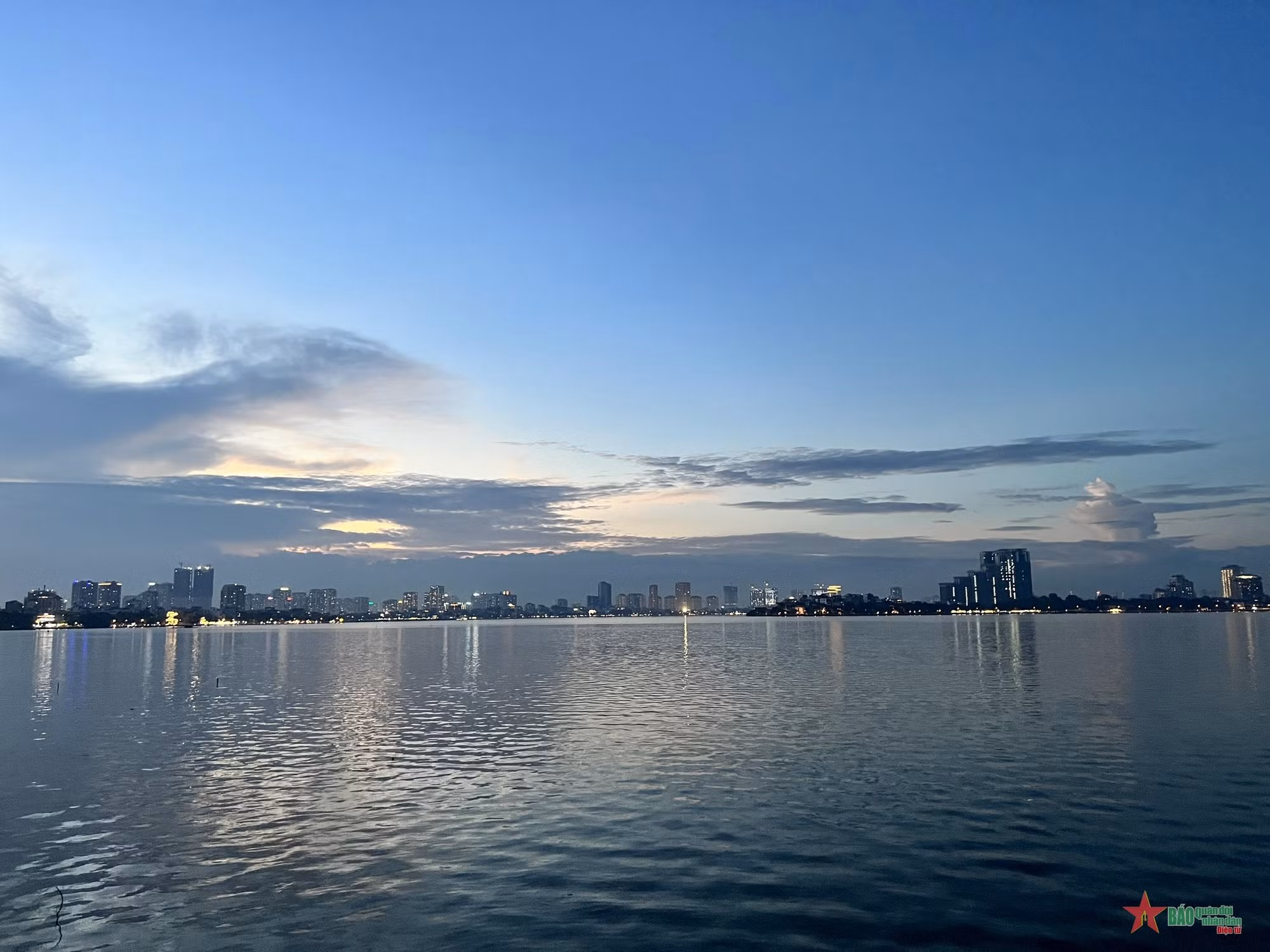 La belleza del ocaso y el amplio espacio del lago Oeste crean una imagen espectacular.