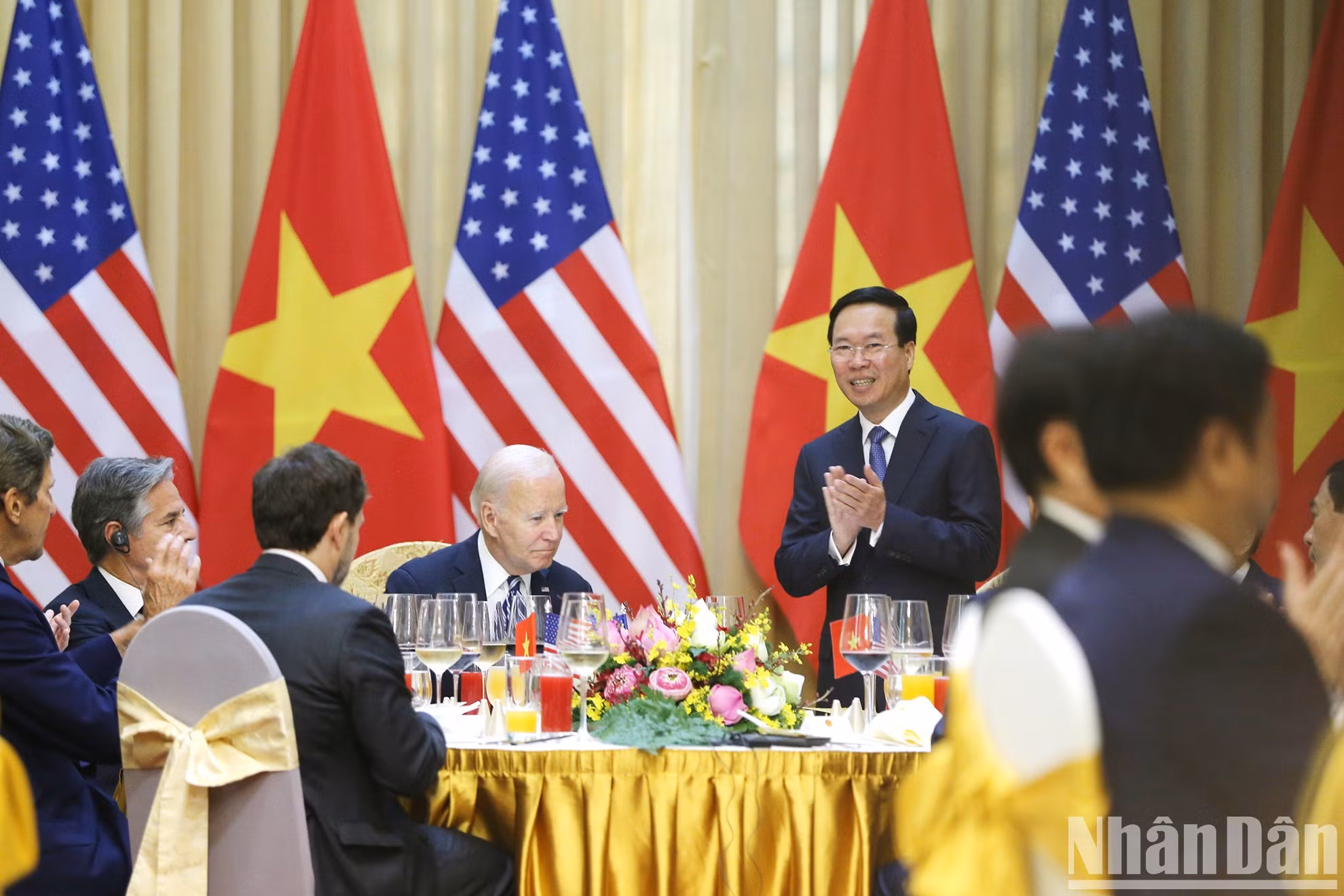 Después de la reunión, Van Thuong ofrece un banquete en honor al presidente Joe Biden.