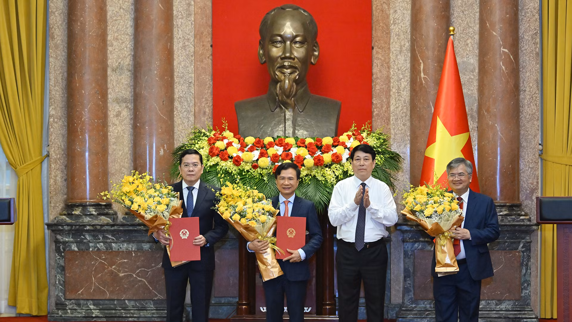 [Foto] Entregan decisión de nombramiento al nuevo subjefe de la Oficina Presidencial de Vietnam