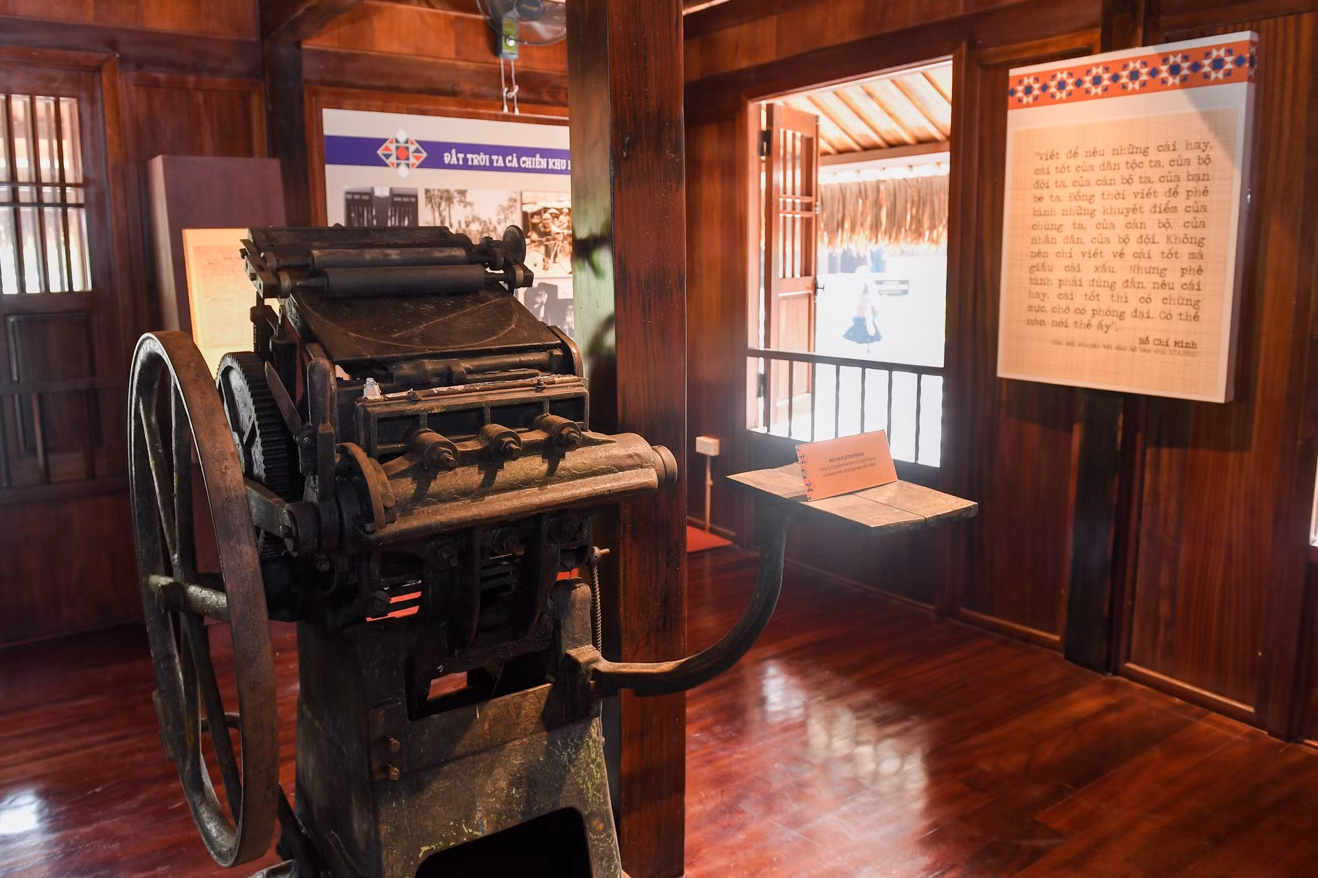 La imprenta Platen Press fue testigo de momentos históricos durante la guerra de resistencia contra los colonialistas franceses. La imprenta Platen Press fue testigo de momentos históricos durante la guerra de resistencia contra los colonialistas franceses.