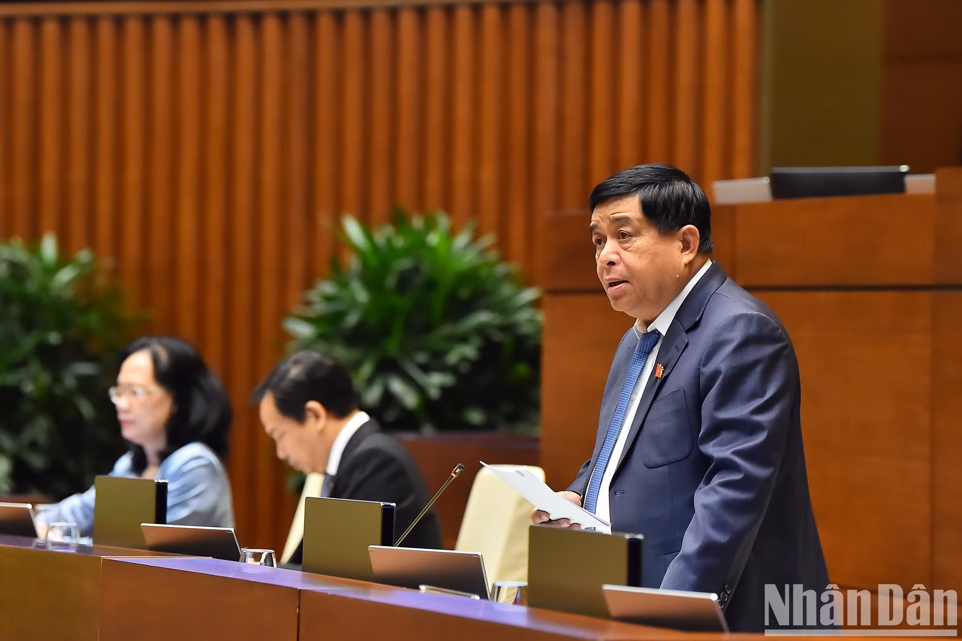 El ministro de Planificación e Inversión, Nguyen Chi Dung, responde a los diputados.