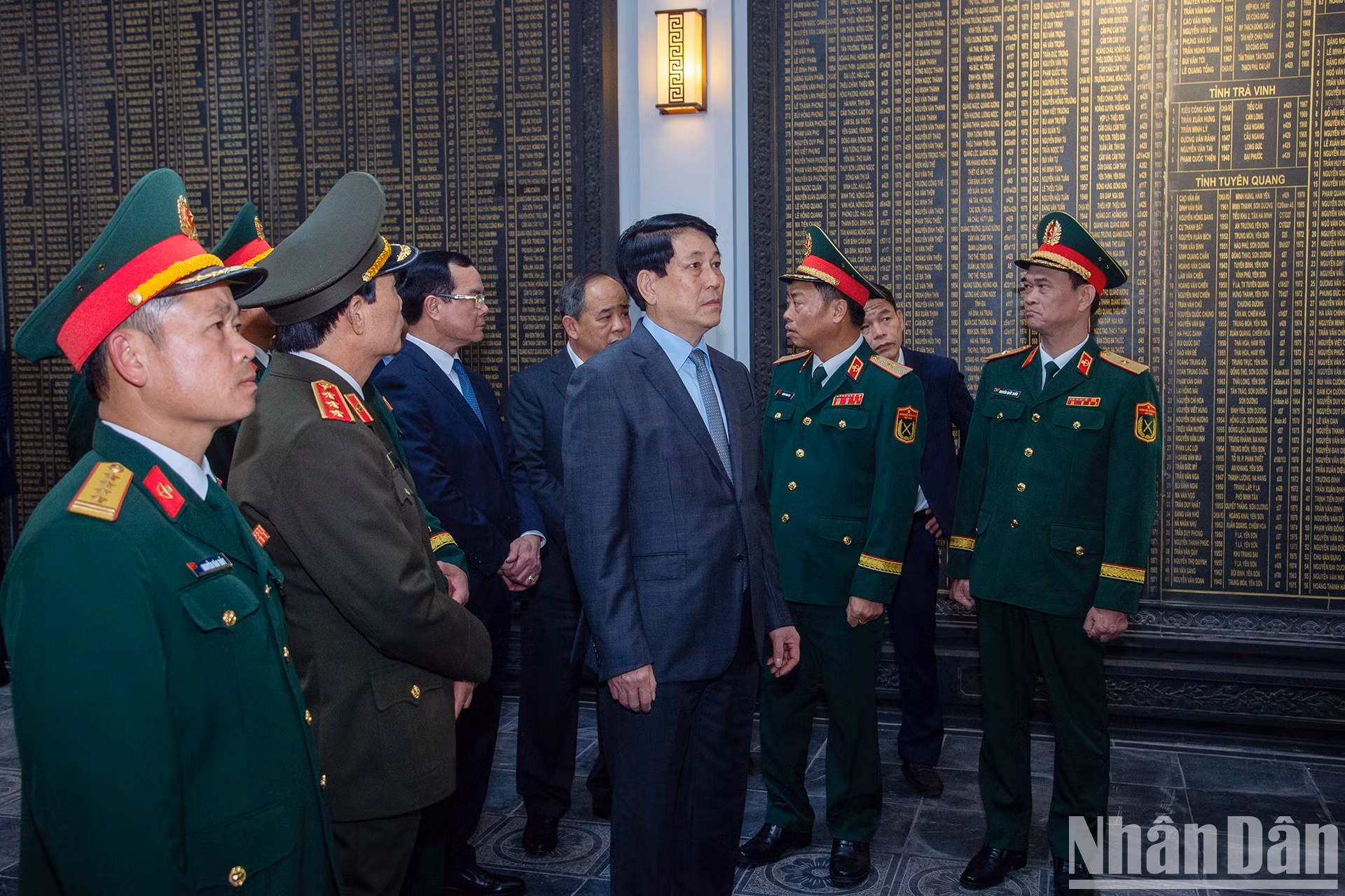 El presidente Luong Cuong y los delegados en la Casa Memorial de los mártires heroicos de las Fuerzas Especiales. El presidente Luong Cuong y los delegados en la Casa Memorial de los mártires heroicos de las Fuerzas Especiales.