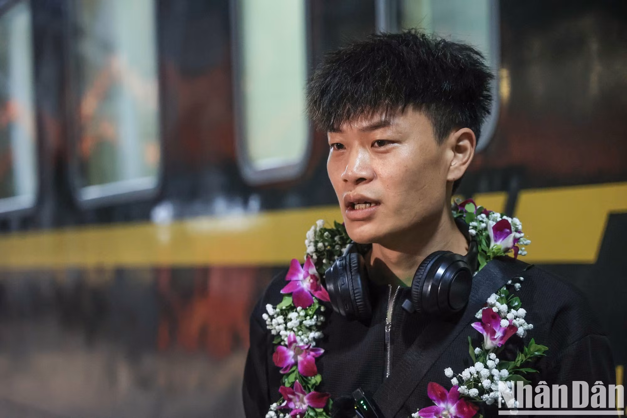 Shao Hua, un pasajero procedente de Nanning, expresa lo cómodo que es viajar en el tren transfronterizo Vietnam-China.