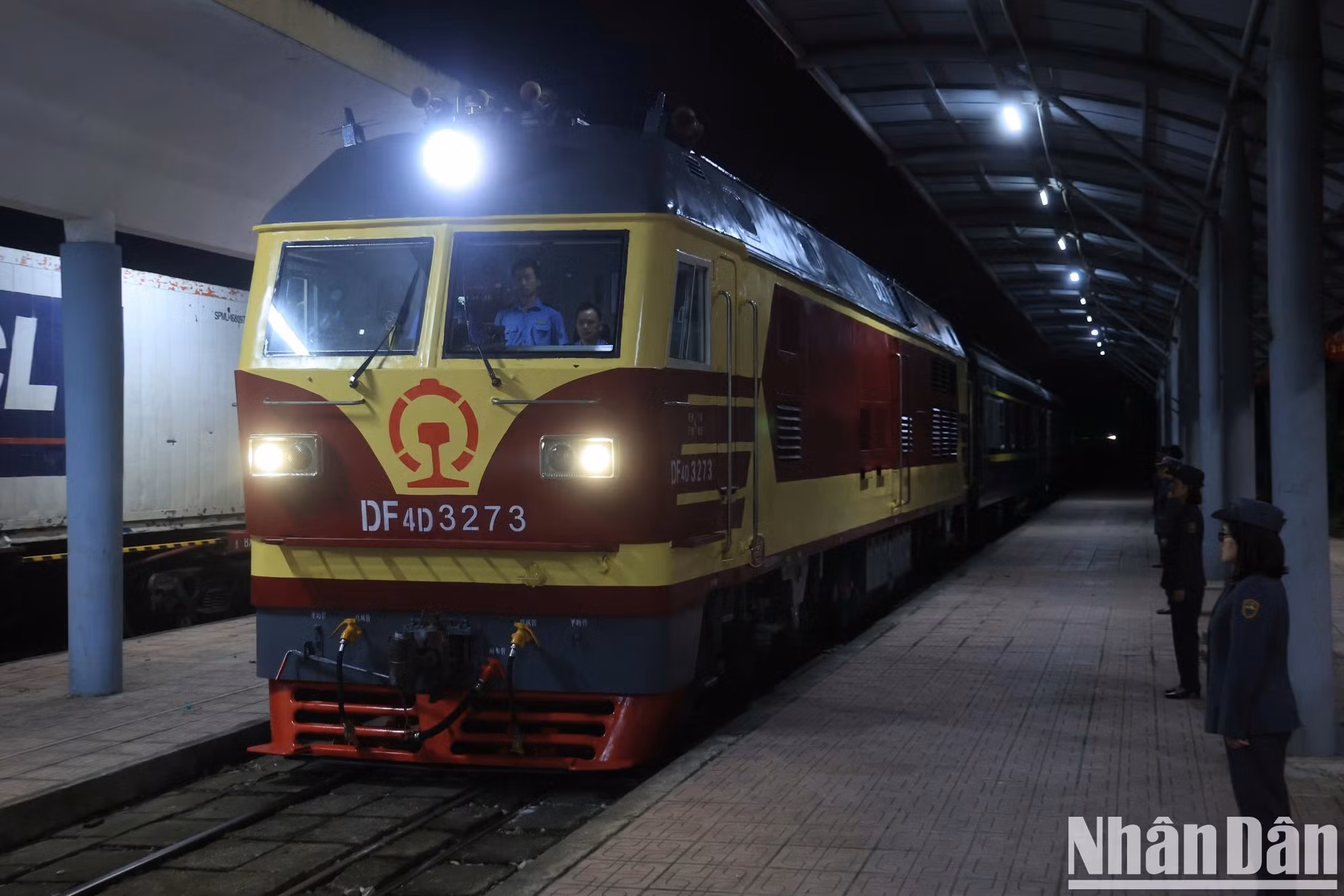 El tren T8701/MR2 llega a la estación de Dong Dang. Este es el primer tren de pasajeros internacional que une Nanning y Gia Lam (Hanói, Vietnam) desde que se suspendió su servicio en febrero de 2020 a causa de la pandemia de Covid-19.