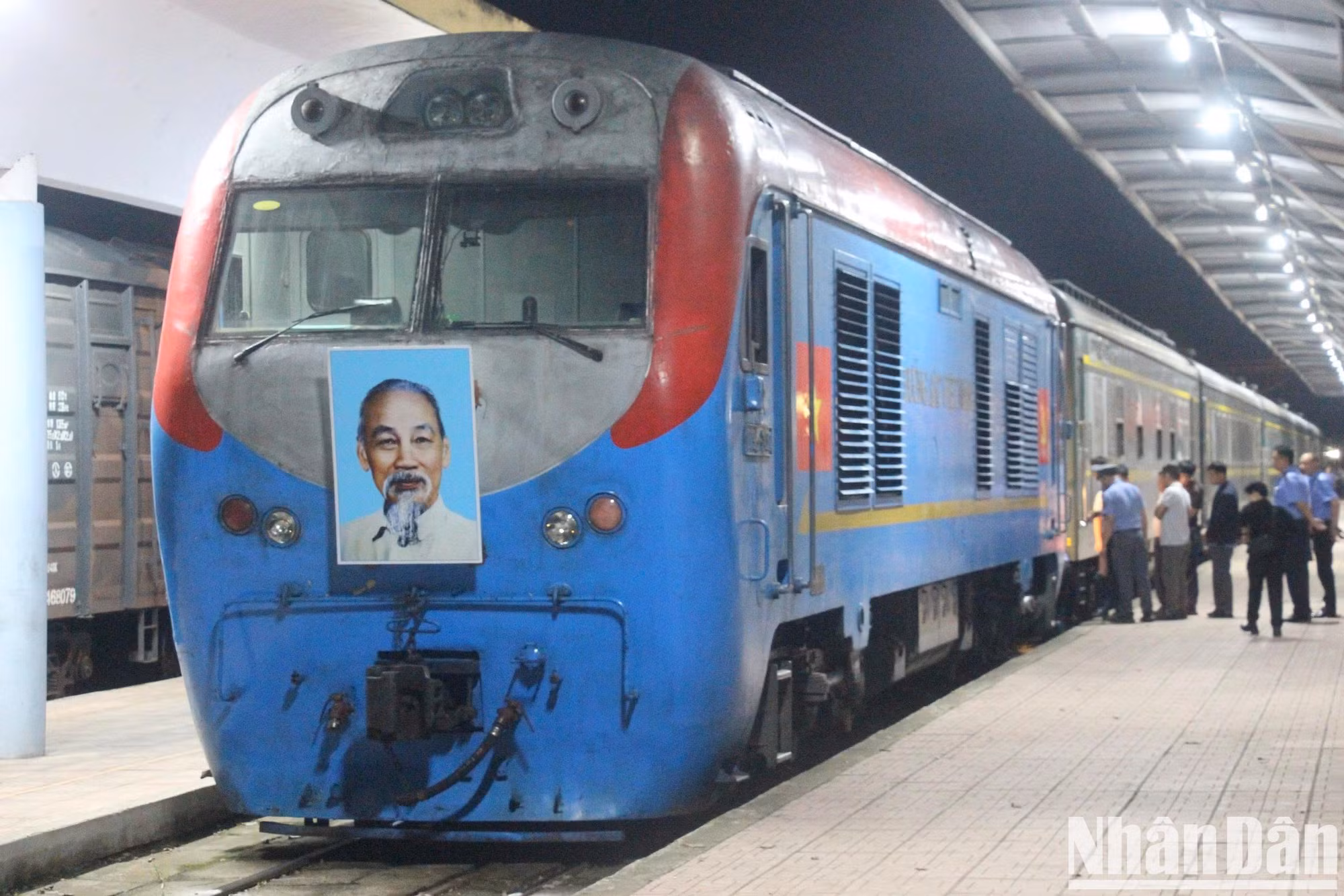 Tras reemplazar la locomotora vietnamita, el tren continúa su trayecto. Esta mañana del 26 de mayo, el tren llega a la estación de Gia Lam tras completar su viaje de manera segura.