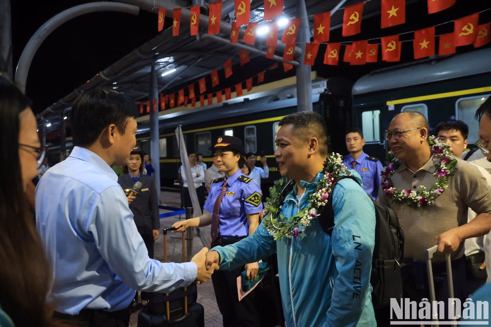 Los primeros pasajeros del tren transfronterizo Vietnam-China son recibidos por ejecutivos de la Corporación de Ferrocarriles de Vietnam en la estación de Dong Dang.