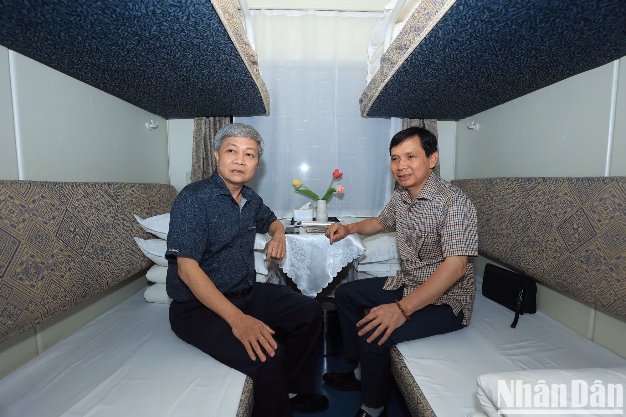 Dentro del vagón del tren transfronterizo Vietnam-China que sale de Nanning.