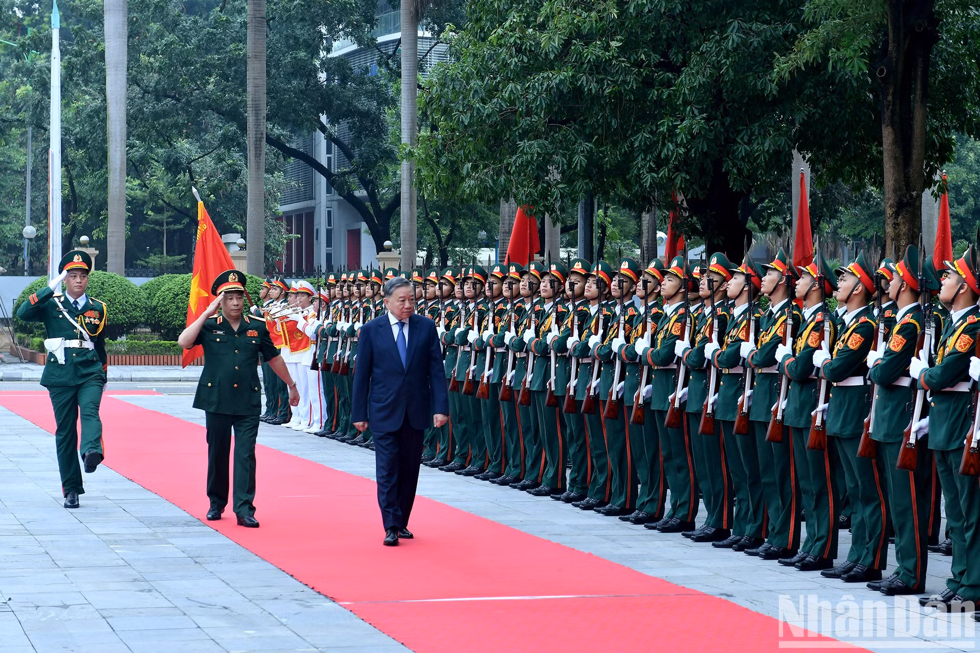 To Lam revisa la guardia de honor del Ejército Popular de Vietnam.