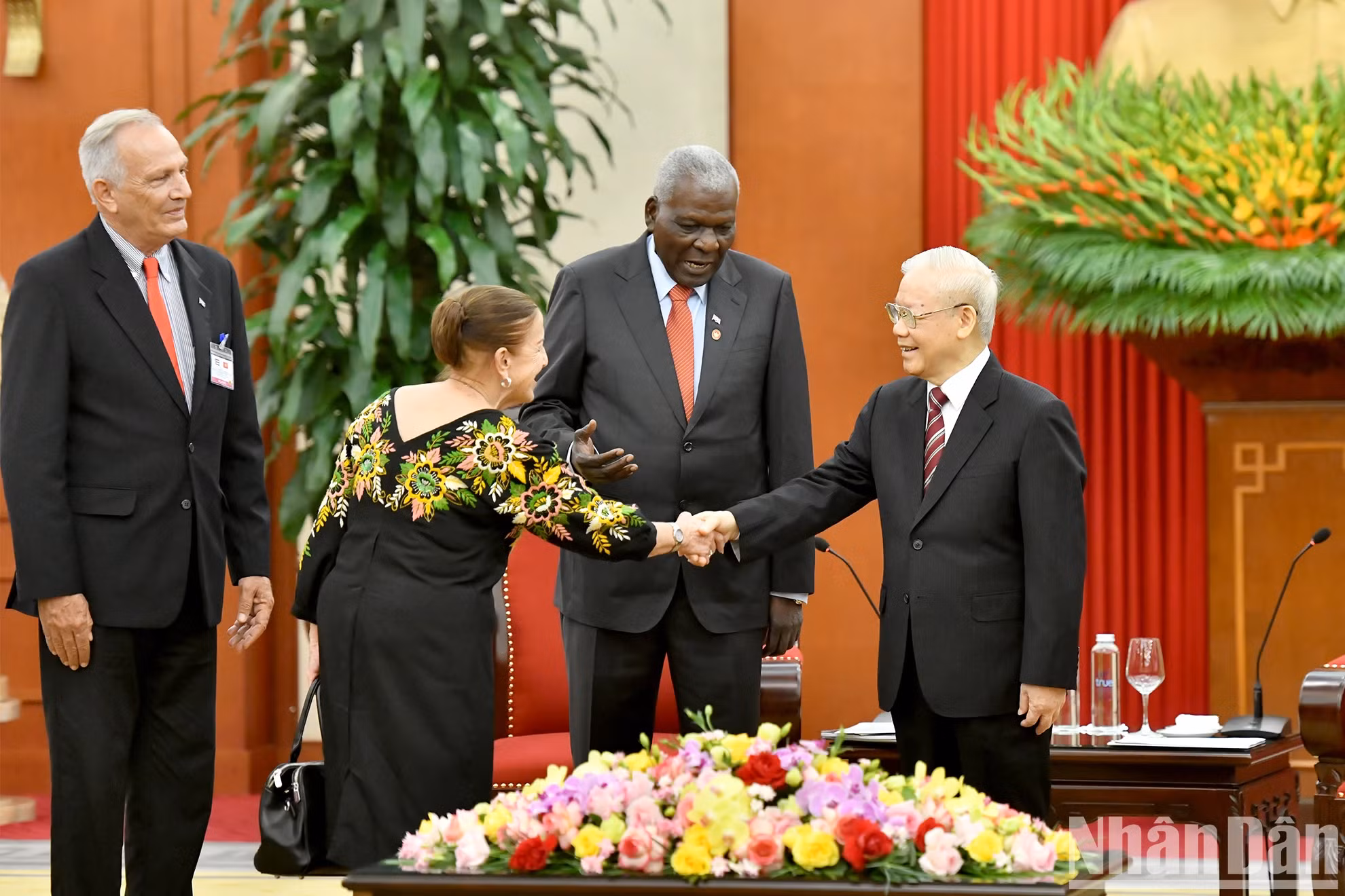 Phu Trong da la bienvenida a los miembros de la delegación de alto nivel de Cuba. Phu Trong da la bienvenida a los miembros de la delegación de alto nivel de Cuba.