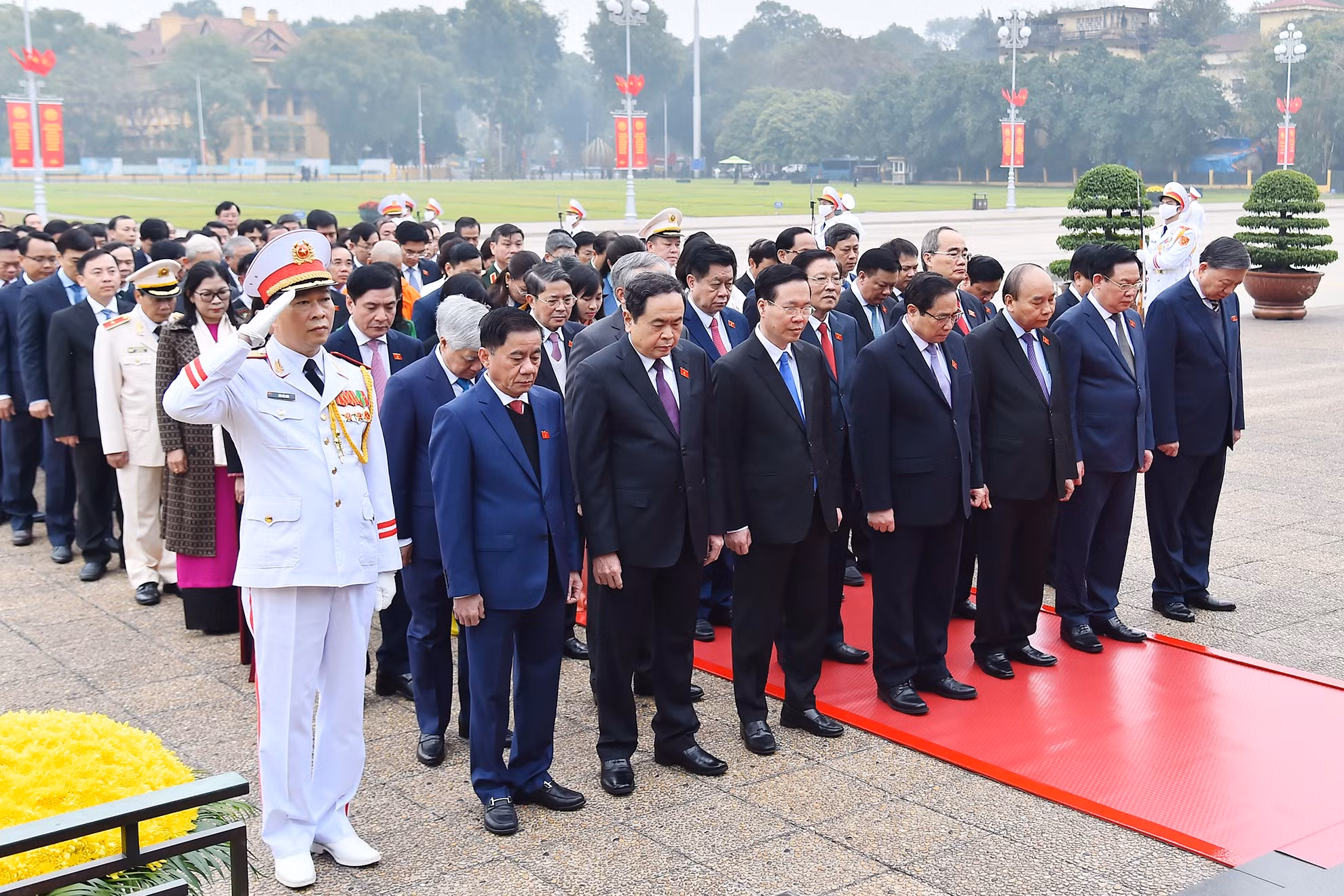Los delegados inclinan su frente en señal de respeto al Presidente Ho Chi Minh. Los delegados inclinan su frente en señal de respeto al Presidente Ho Chi Minh.