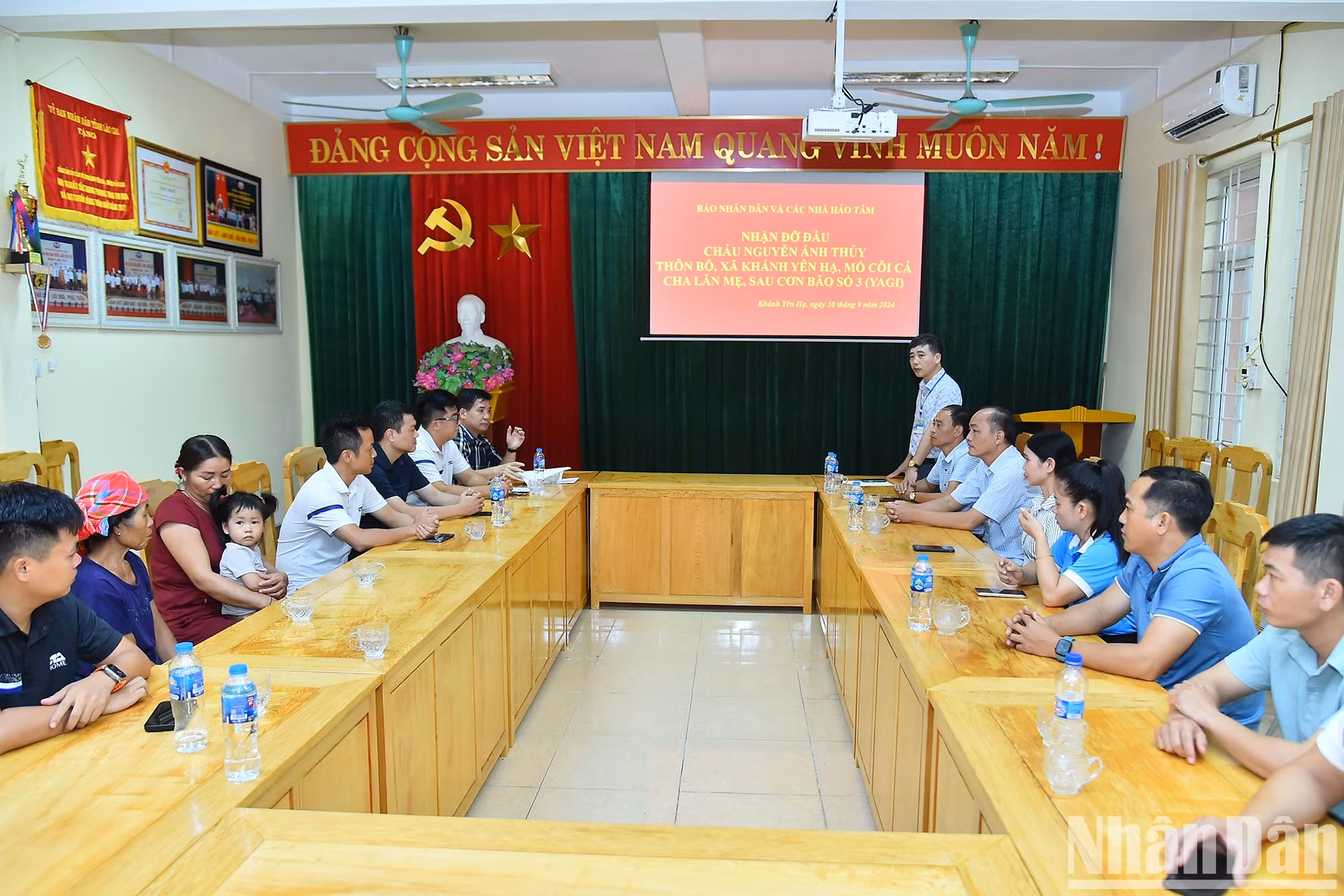 Antes, la delegación visitó a Nguyen Anh Thuy (nacida en 2022), cuyos padres, empleados de la central hidroeléctrica de Nam Luc, en el distrito local de Bac Ha, quedaron sepultados en un deslizamiento de tierra provocado por el tifón Yagi.