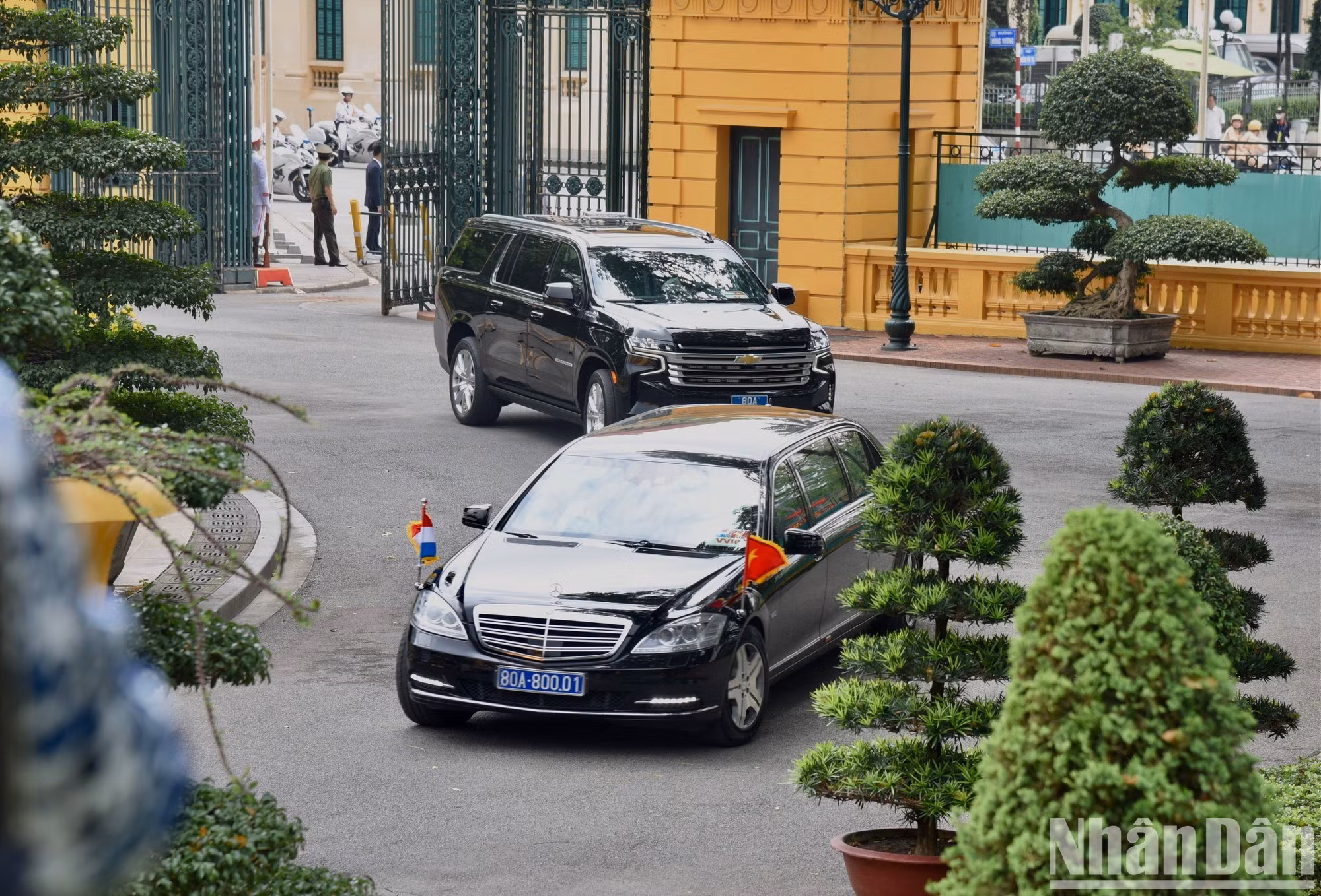 El primer ministro de Luxemburgo, Xavier Bettel, y su comitiva, llega al Palacio Presidencial.
