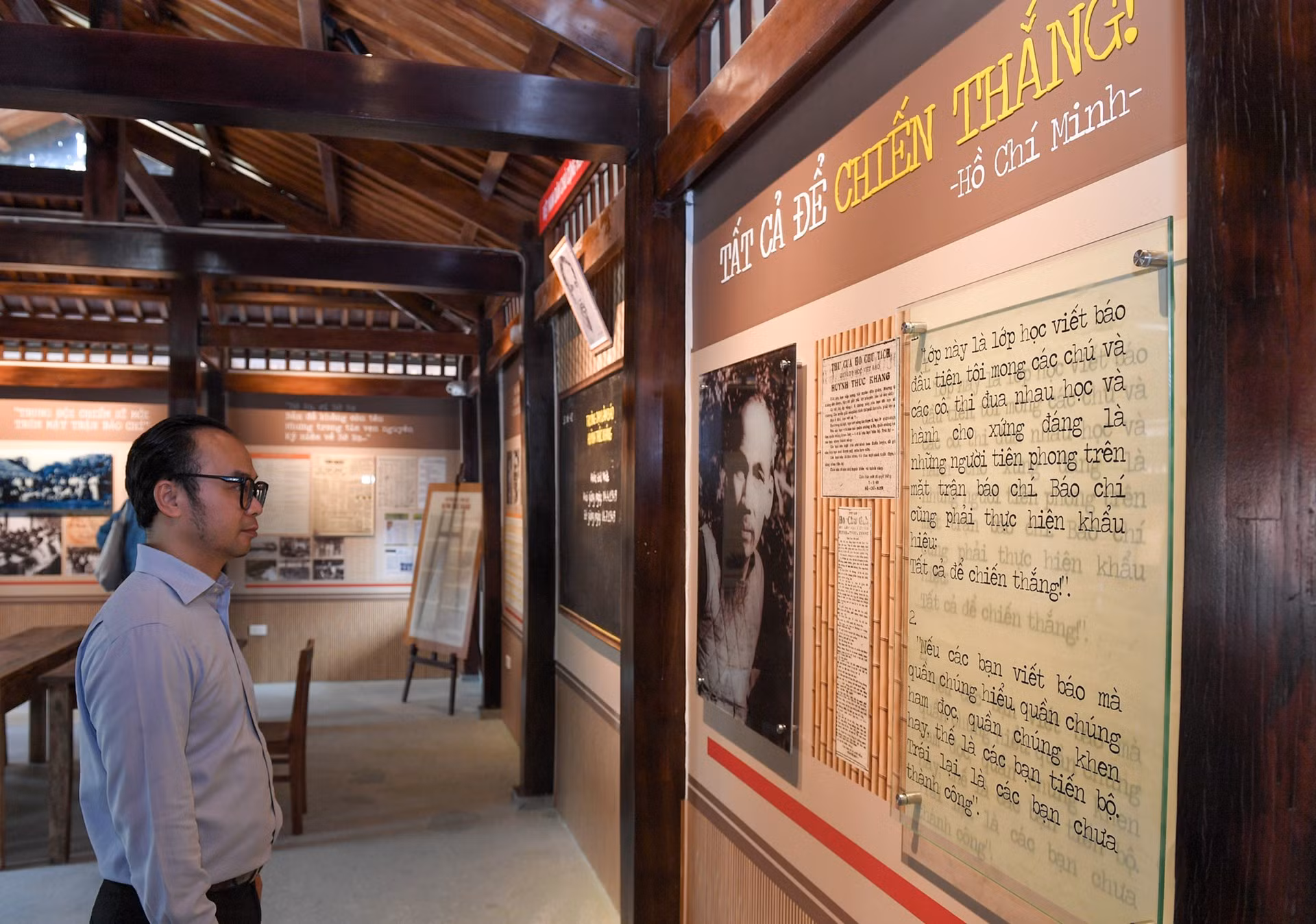 Imagen del Tío Ho junto a dos cartas que envió a los profesores y alumnos de la escuela con el lema: "Viva la República Democrática de Vietnam". Imagen del Tío Ho junto a dos cartas que envió a los profesores y alumnos de la escuela con el lema: "Viva la República Democrática de Vietnam".