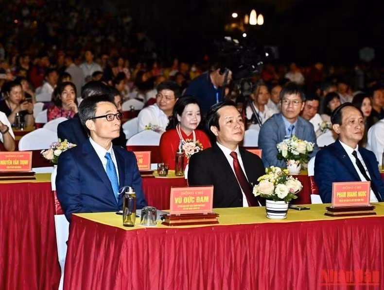 El viceprimer ministro Vu Duc Dam y otros delegados asisten a la gala.
